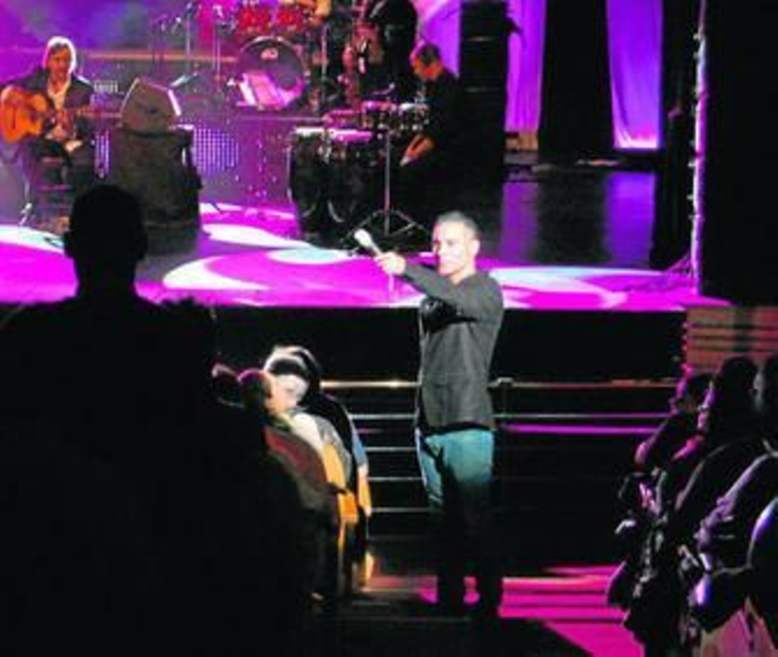 Pitingo se bajó al patio de butacas para compartir su música con el público.