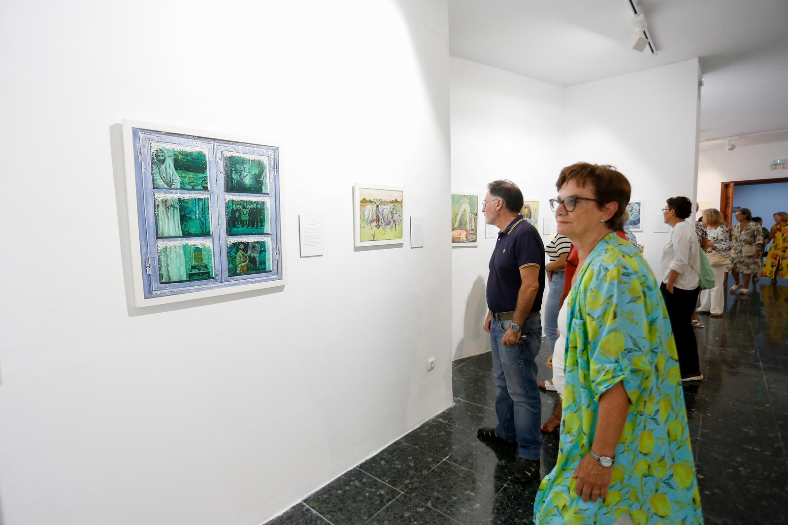 Las fotos de la exposición "Pasen y lean" de Enríque Martínez en la Casa de la Cultura de La Línea