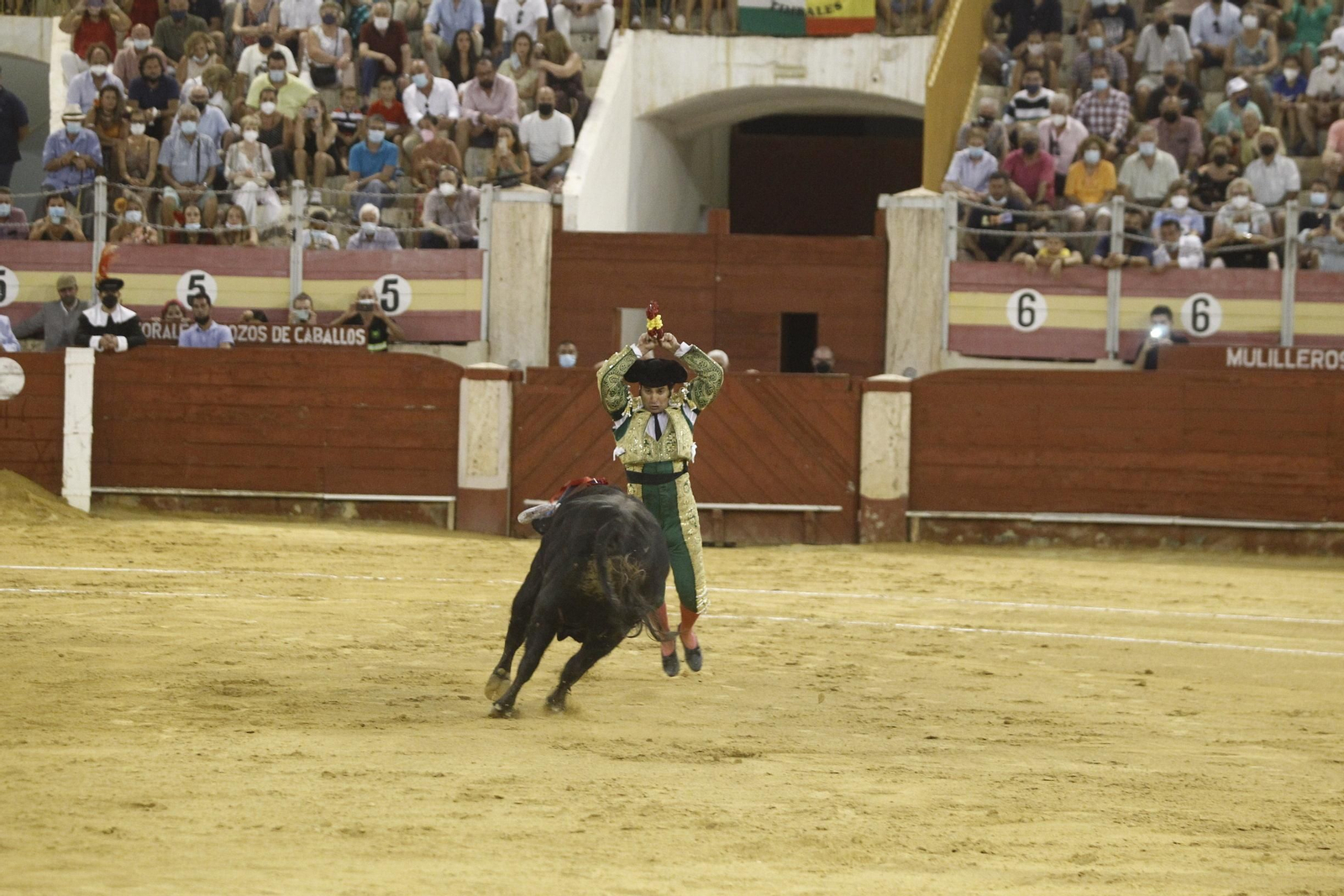 Morante, en estado de gracia tras conectar con los tendidos, banderilleó a su segundo.