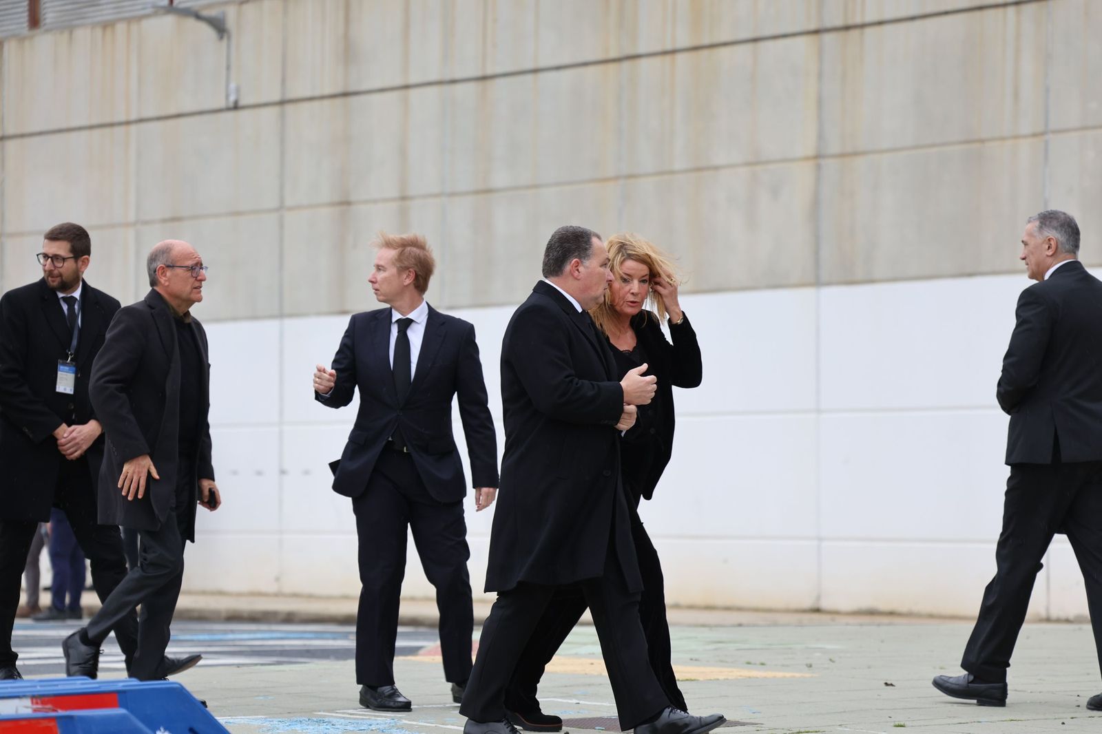 Fotografías de la llegada de Juanma Moreno, Feijóo y todas las autoridades al funeral por las víctimas de Adamuz en Huelva