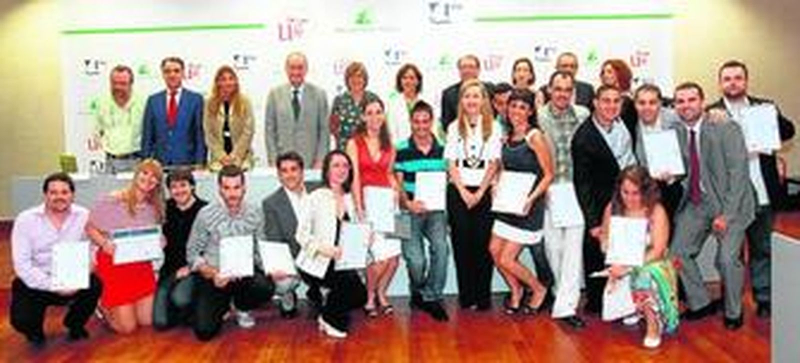 Foto de grupo de todos los ganadores del XV Concurso Spin Off de la UMA junto a representantes de varias instituciones, ayer en el Rectorado.