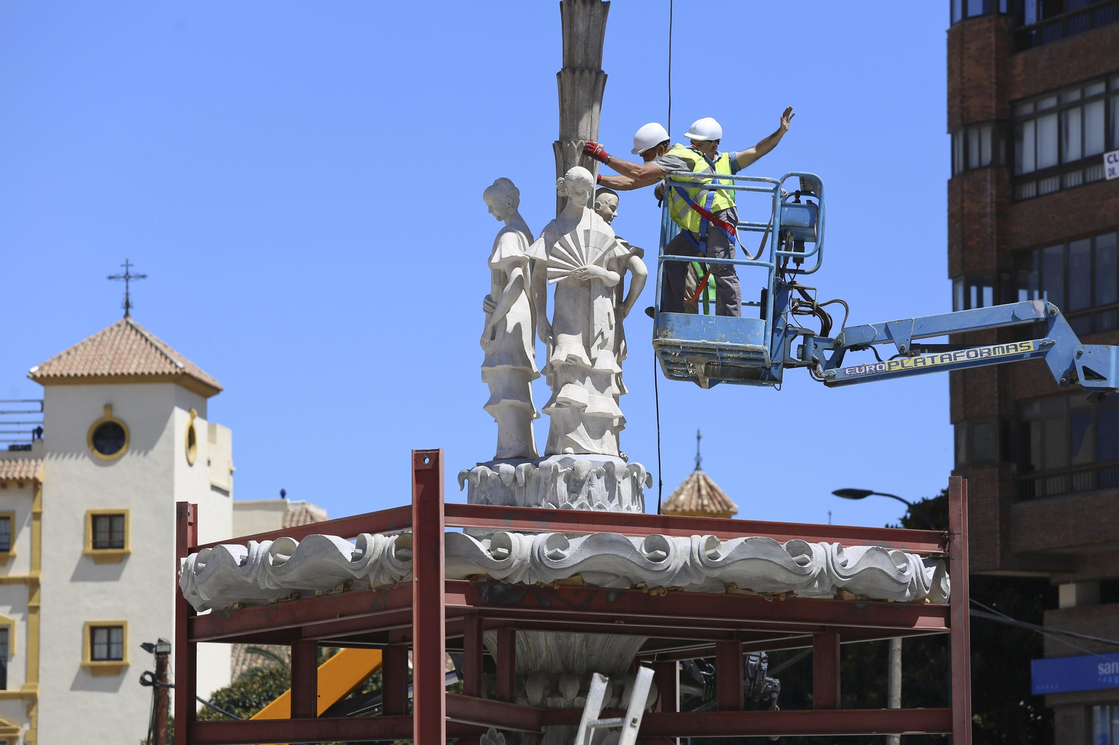 Fotos de la fuente de las Tres Gitanillas, que ya luce en la Avenida de Andalucía de Málaga