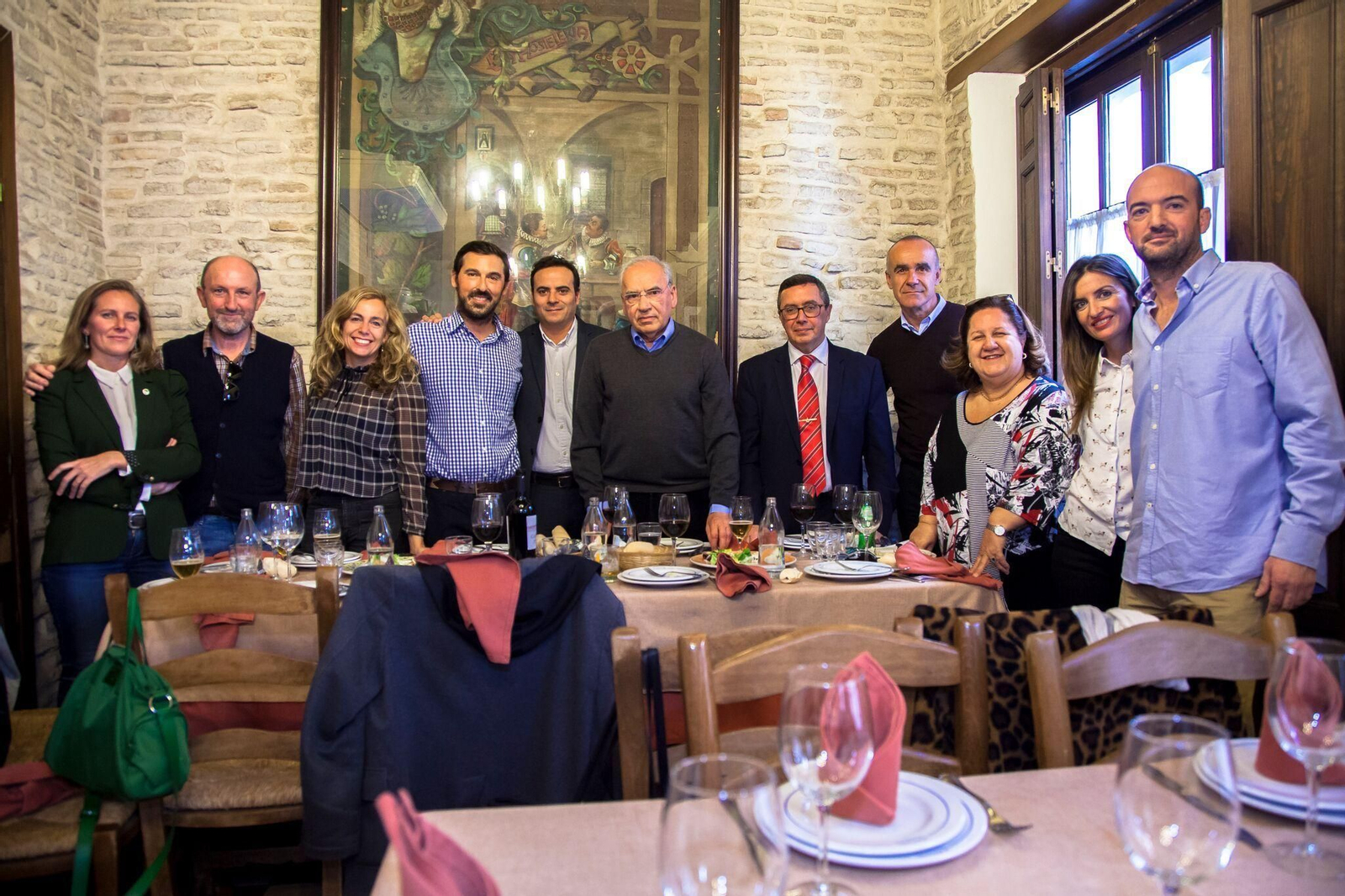 De izquierda a derecha, Cristina Martín, F. Correal, Isabel Ojeda, Daniel Pinilla, Chema García, Alfonso Guerra, Práxedes Sánchez Vicente, presidente del Mercantil, Antonio Muñoz, delegado de Cultura, Marta Carrasco, Amalia Bulnes y Carlos Vaquerizo. Faltaron José Guerrero 'Yuyu' y Jesús Vigorra.
