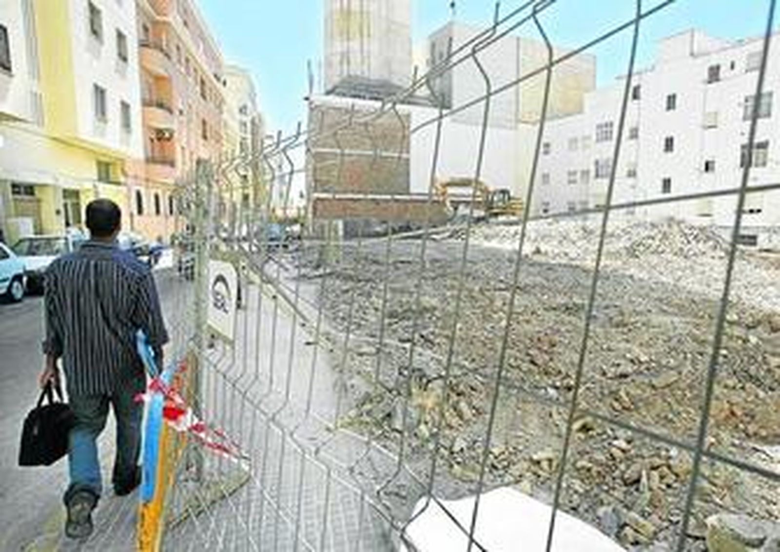 Solar de Santa María Soledad, junto al Pirulí, donde en el plazo de dos meses se empezarán a construir 43 nuevas viviendas de iniciativa privada.