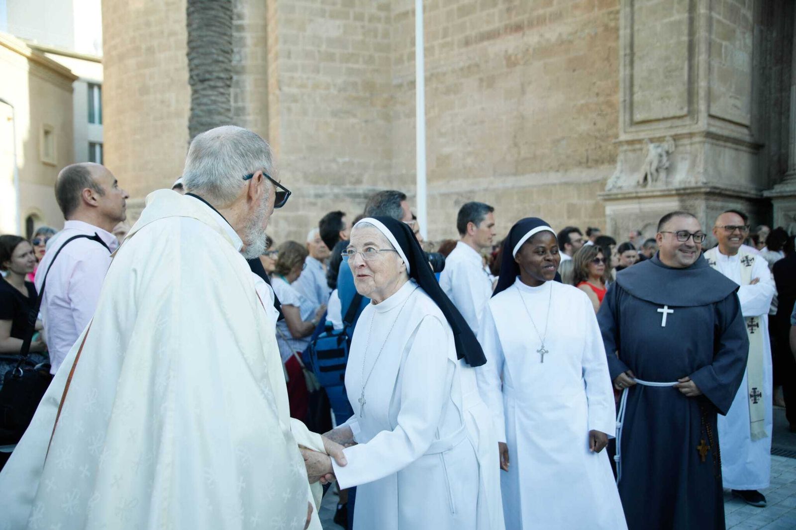 Imágenes de la procesión del Corpus Christi en Almería: así han sido la misa y la posterior marcha por la capital