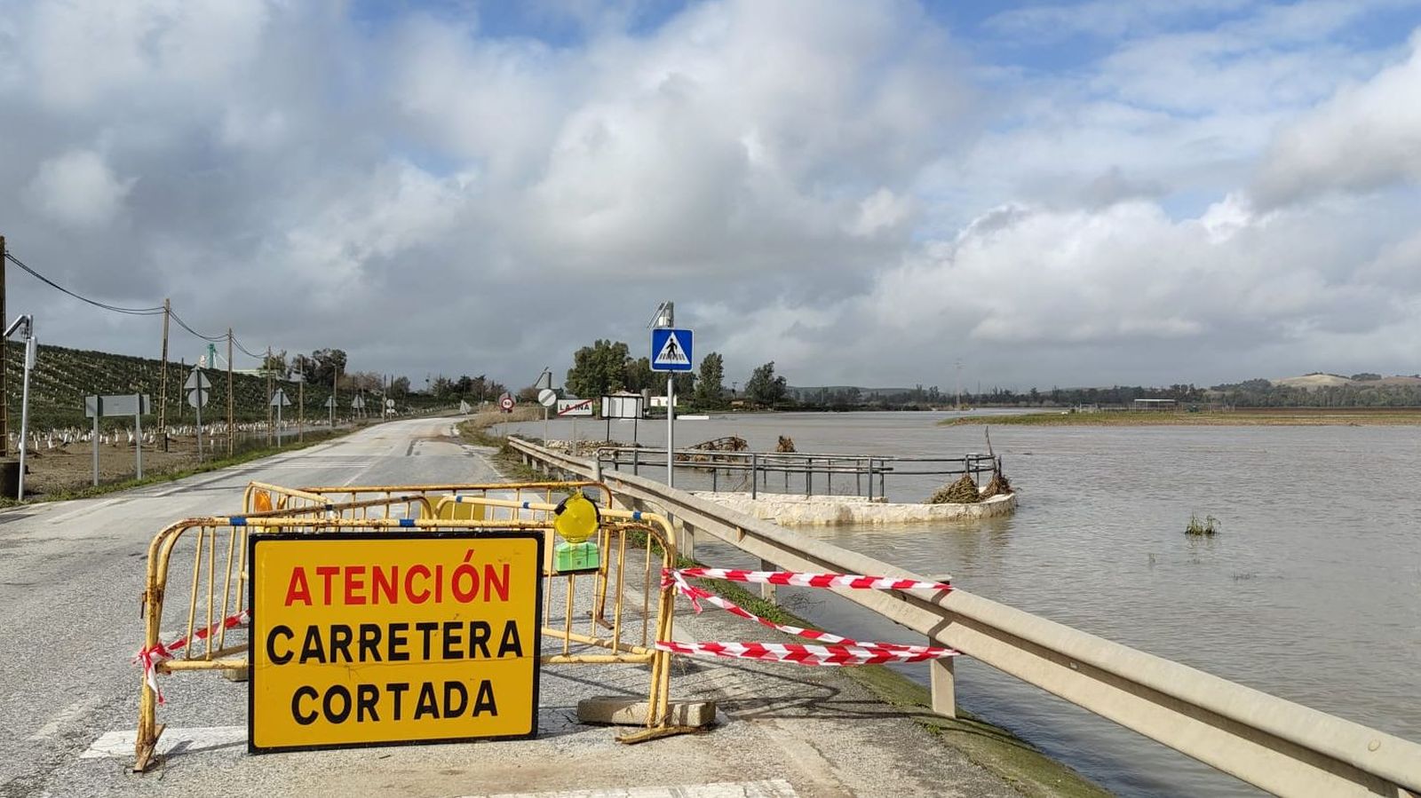 Carretera de La Ina cortada este jueves por inundación.