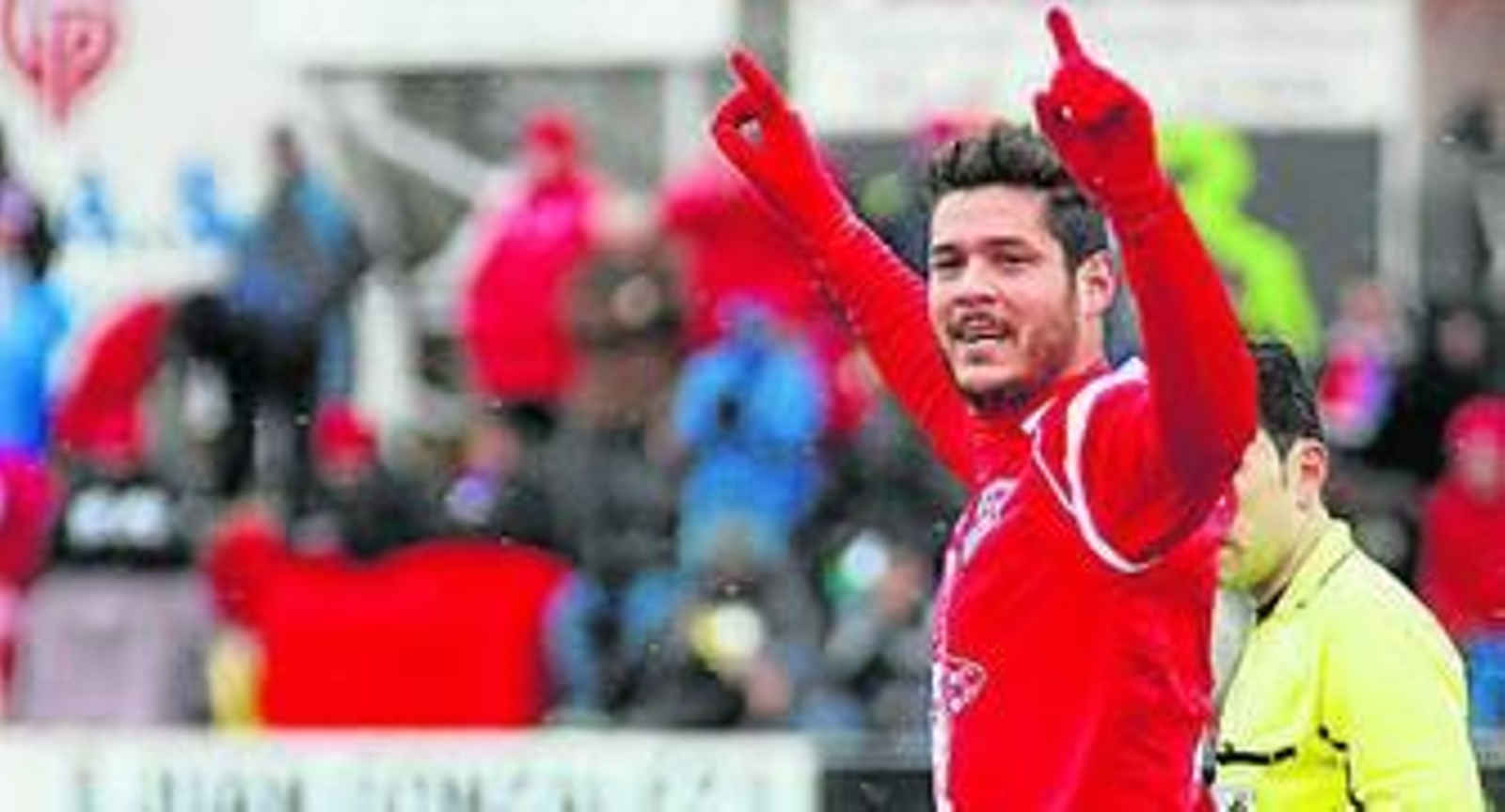 Antonio Megías, el pichichi del grupo IV, festeja uno de sus goles con La Roda.