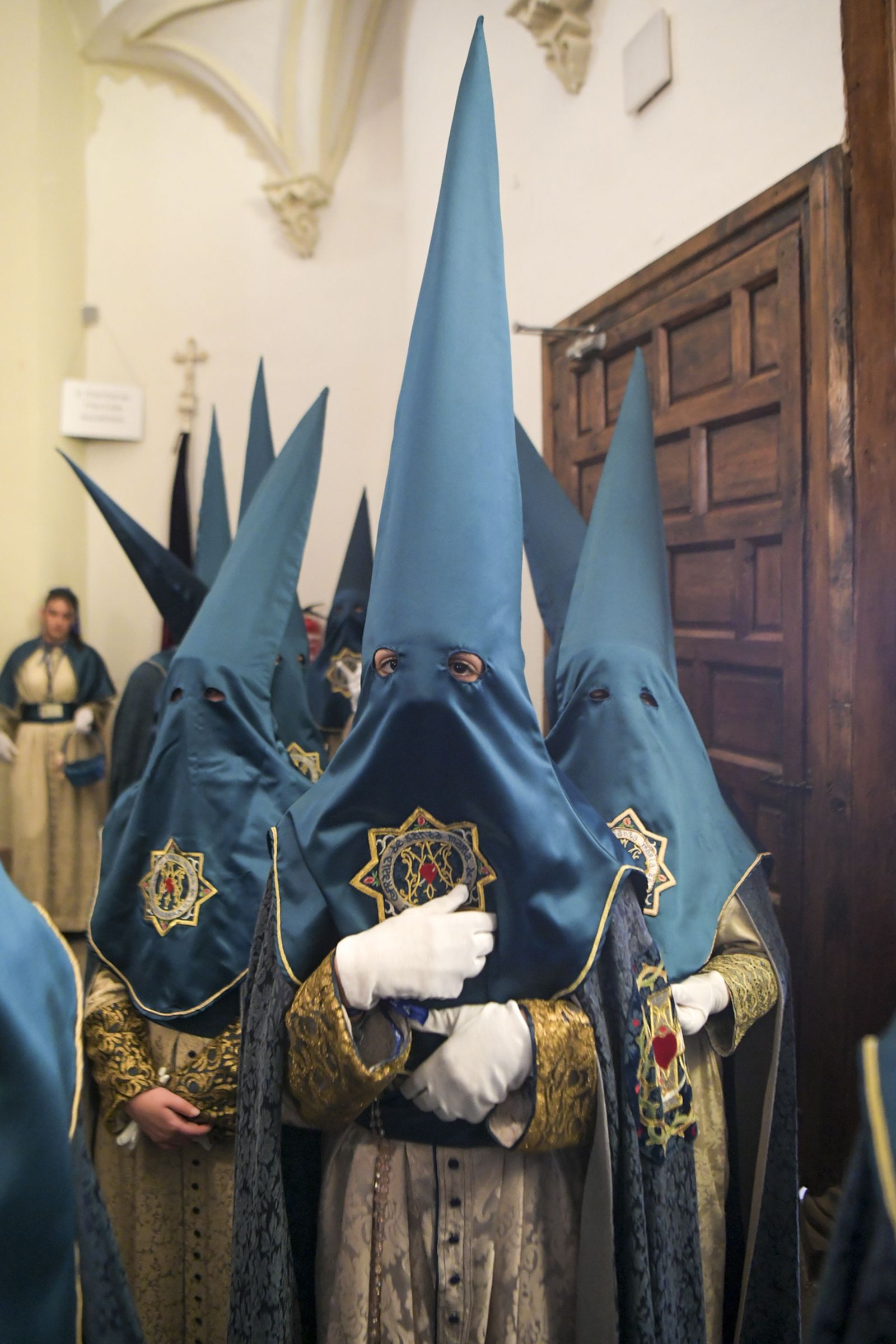 Las fotos de la salida de Santa María de la Alhambra y su bajada a Granada
