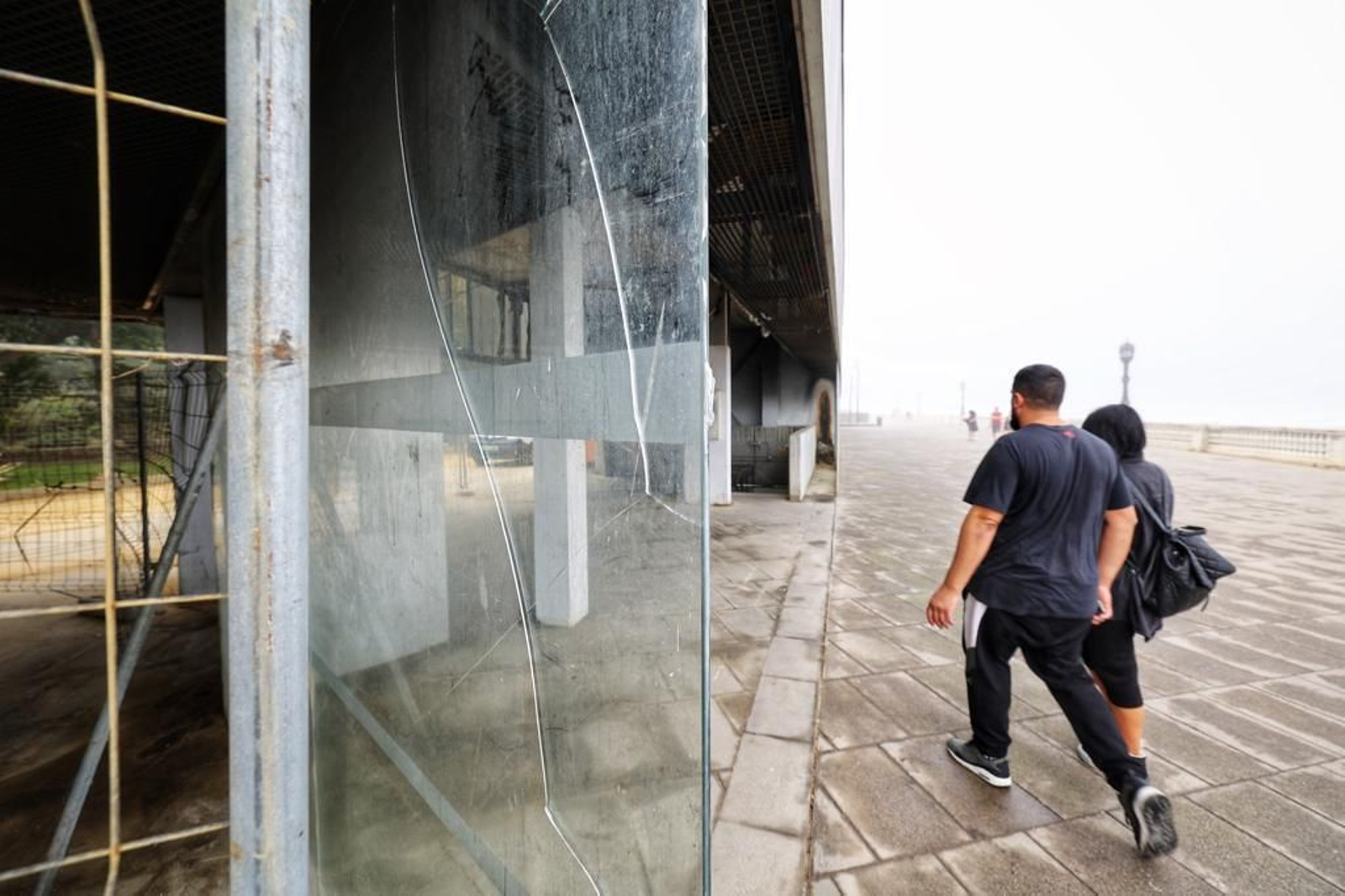 Imágenes del abandono de la pérgola del parque Genovés de Cádiz