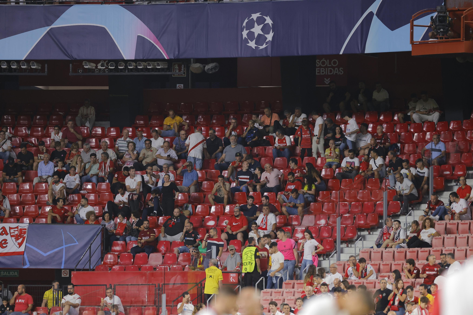 Búscate en las fotos del Sevilla-Lens