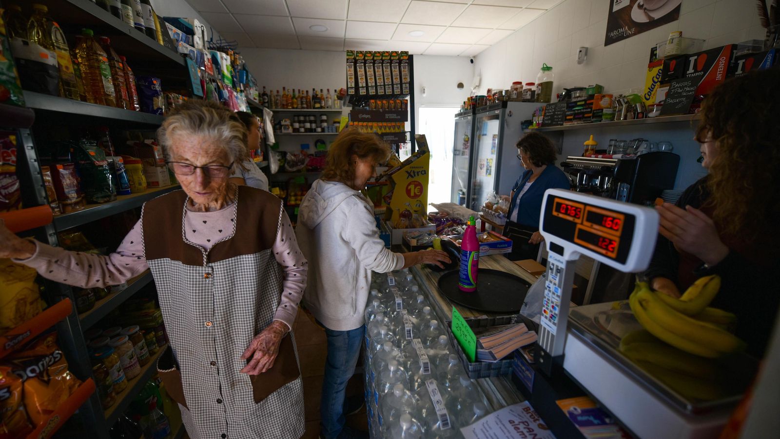 Clientas en la tienda de alimentación que regenta Lola Becerra. Clientas en la tienda de alimentación que regenta Lola Becerra.