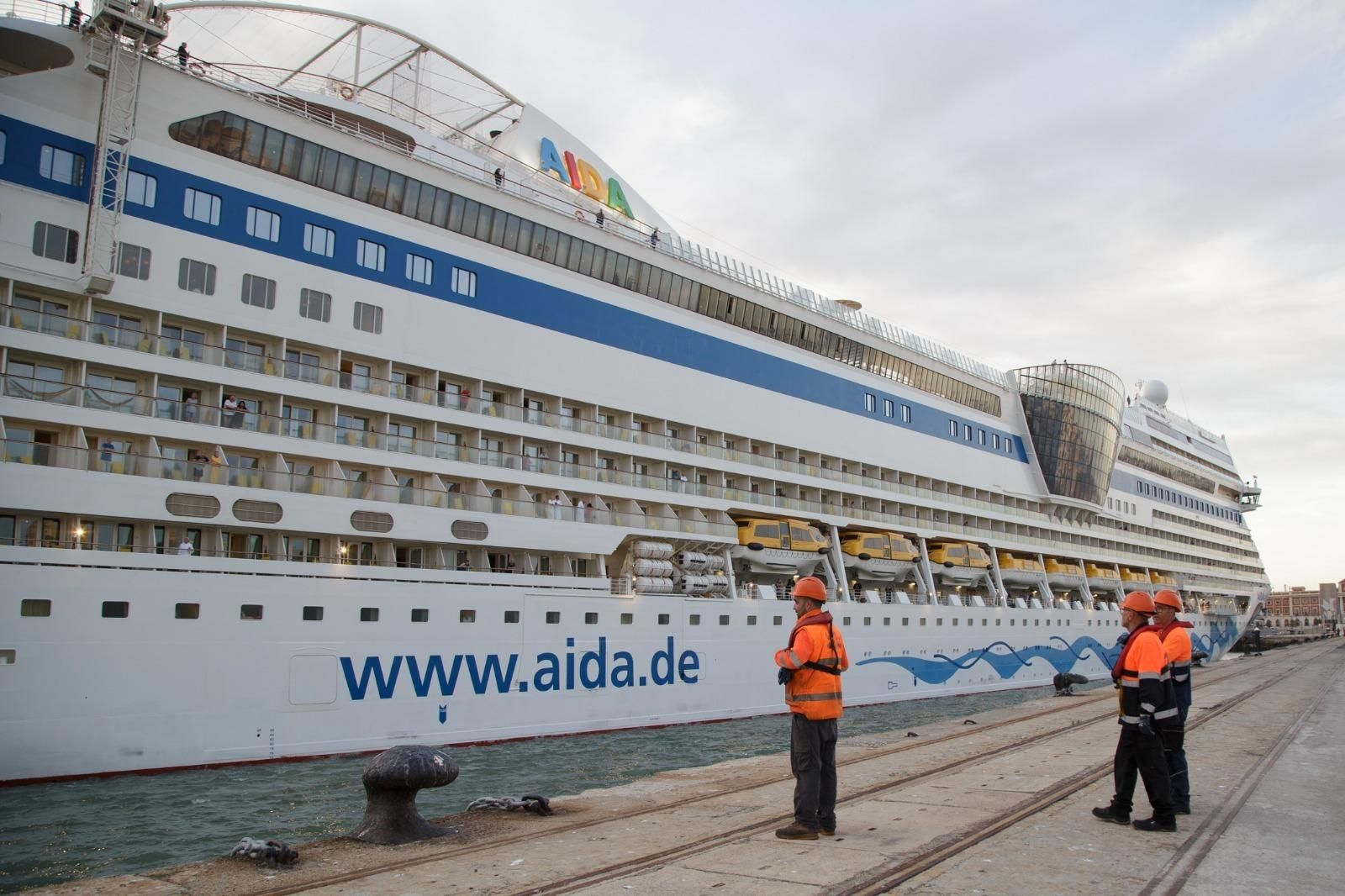 Tres grandes cruceros trajeron este miércoles hasta Cádiz a varios miles de turistas