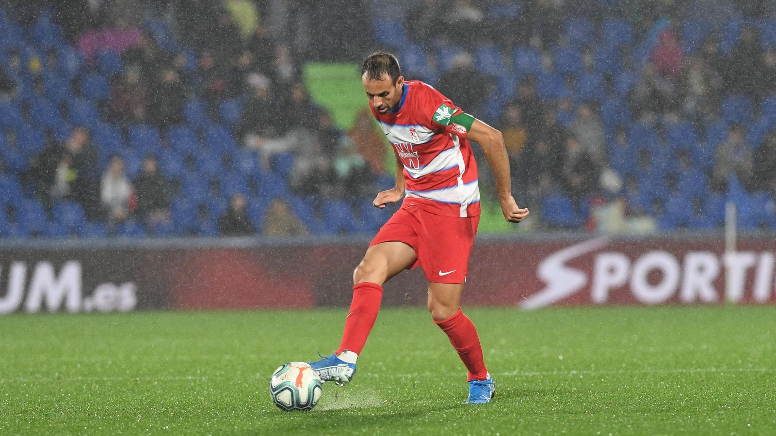 Víctor Díaz toca el cuelo en corto en el duelo ante el Getafe.
