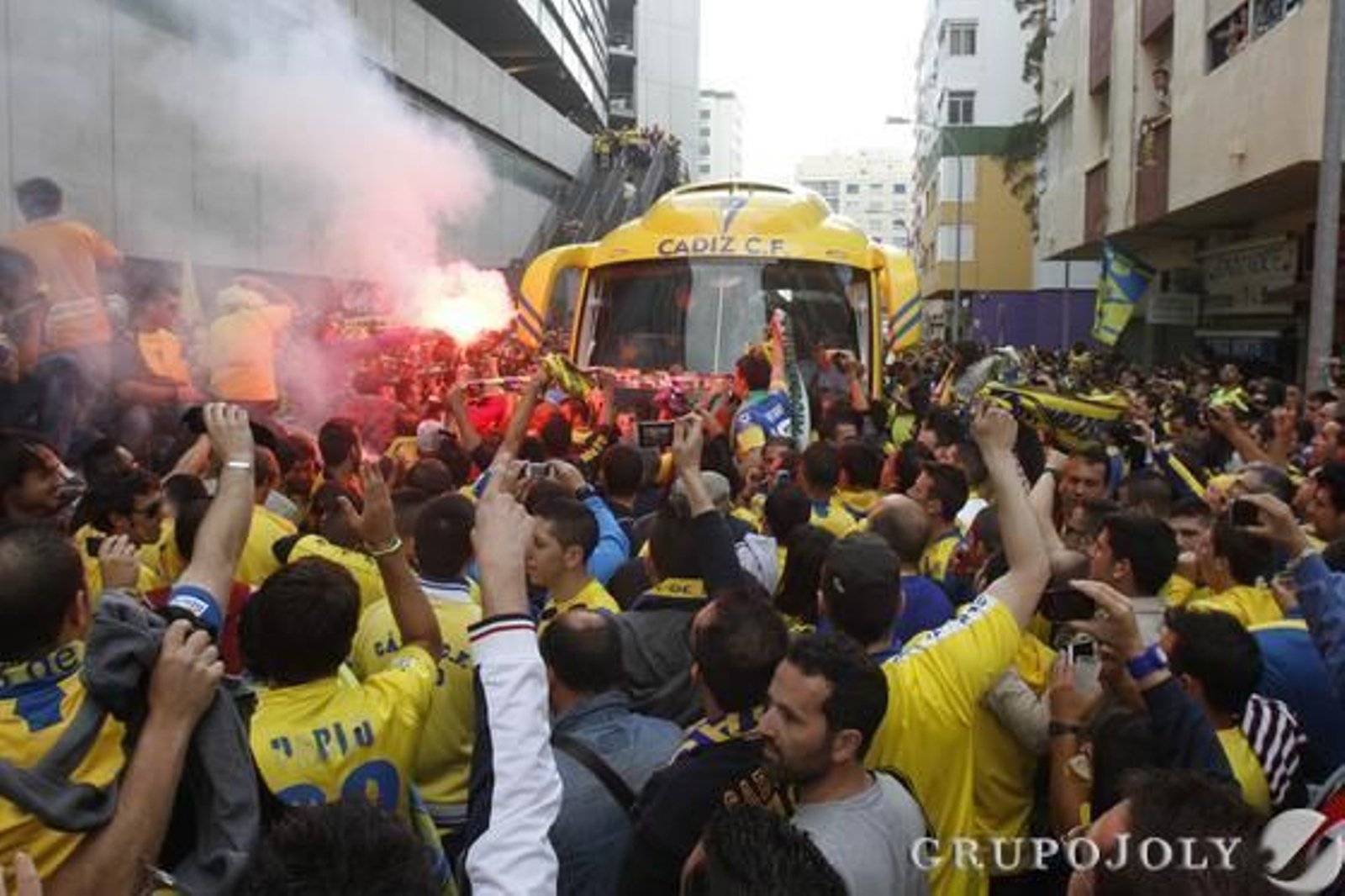 El autobús del Cádiz se abre paso con dificultad entre una marea de aficionados. 

Foto: Lourdes de Vicente - Joaquin Pino