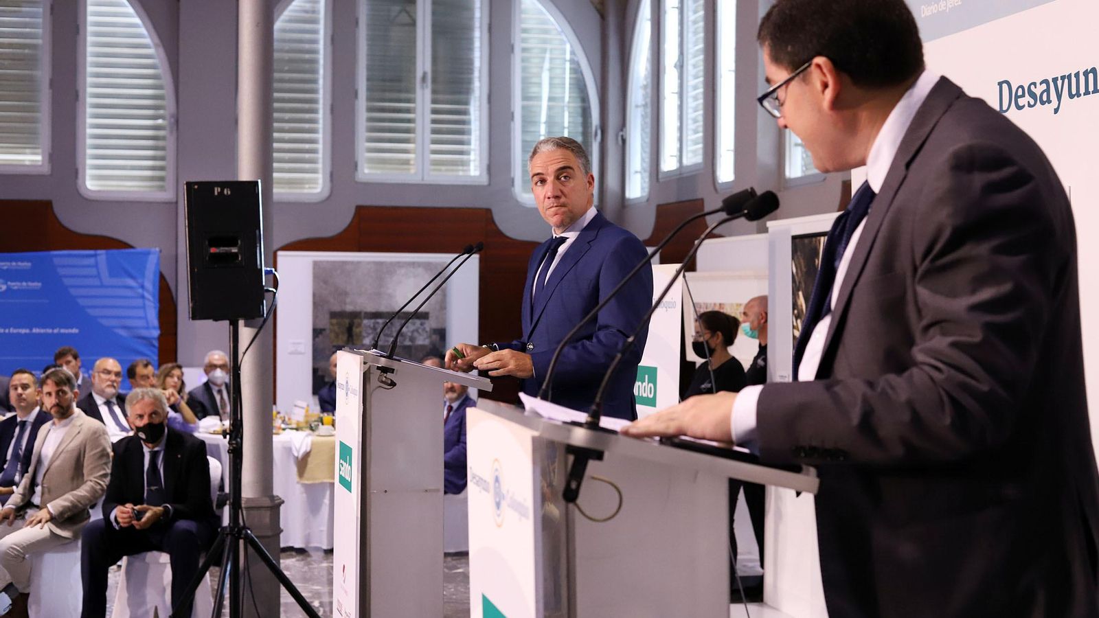 El director de 'Huelva Información', Juan Antonio Romero, fue el encargado de presentar el acto y de trasladar al consejero las preguntas de los asistentes.