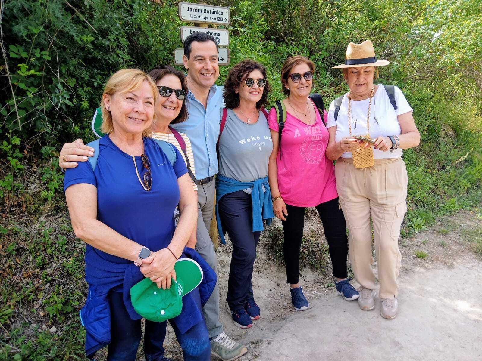 Juanma Moreno en el sendero del río Majaceite