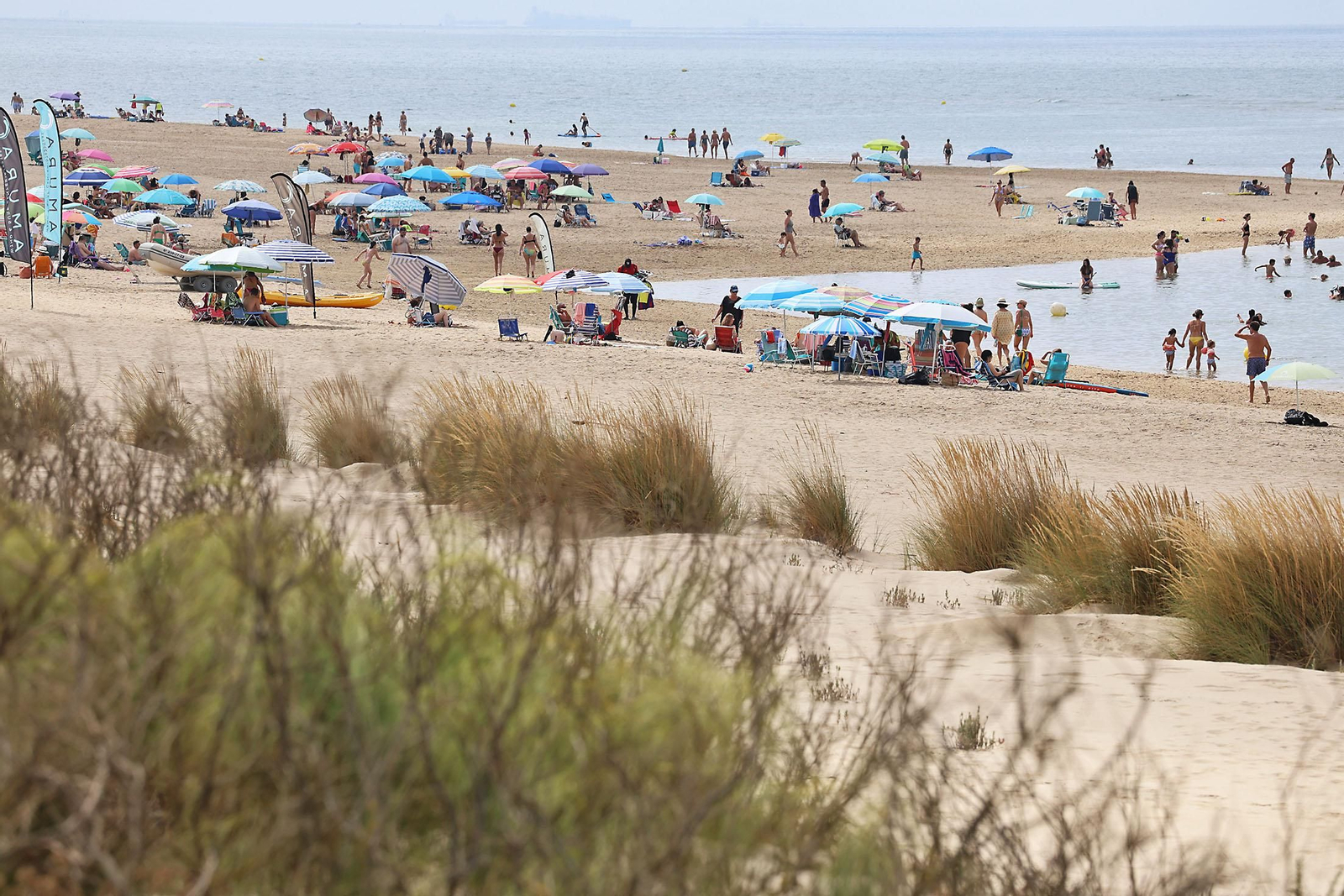 Imágenes del ambiente en las playas de Huelva en la mañana de domingo