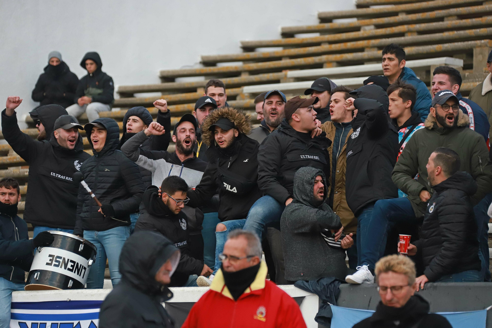 Aficionados de la Balona, en la Preferencia del Municipal.