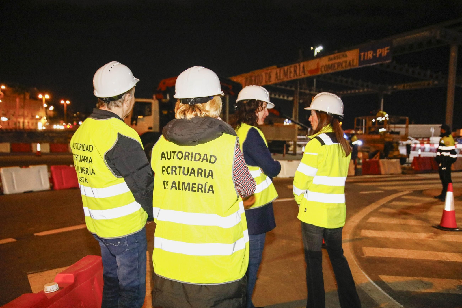 Las imágenes del derribo de la marquesina de la entrada al Puerto de Almería