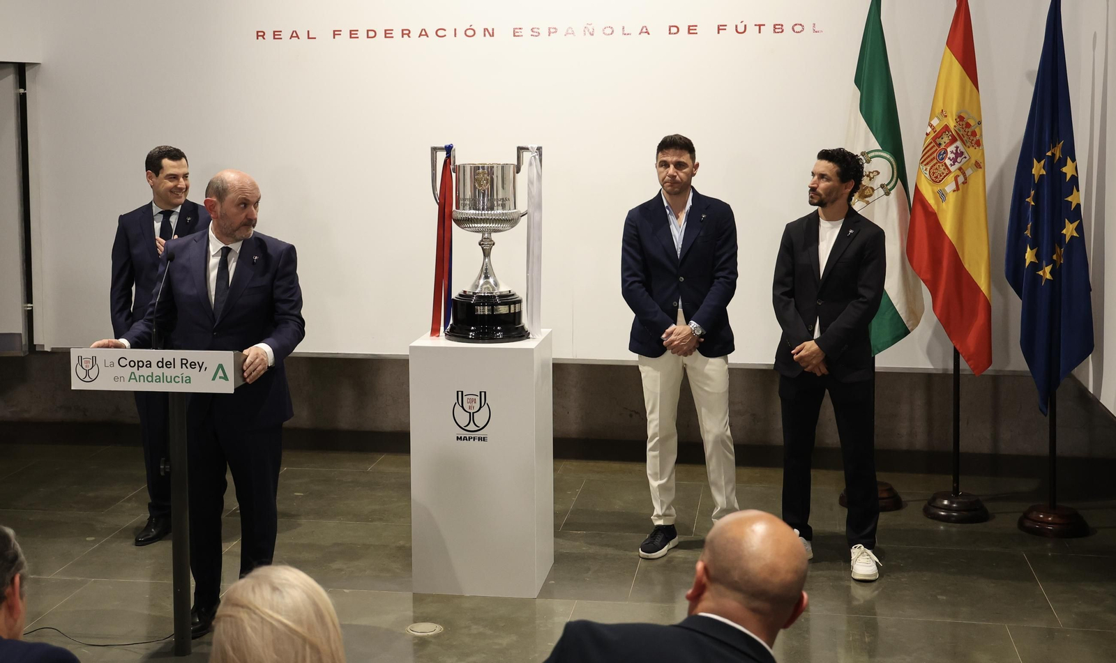 El presidente de la Junta de Andalucía recibe la Copa del Rey e inaugura la exposición "Los reyes de la Copa"