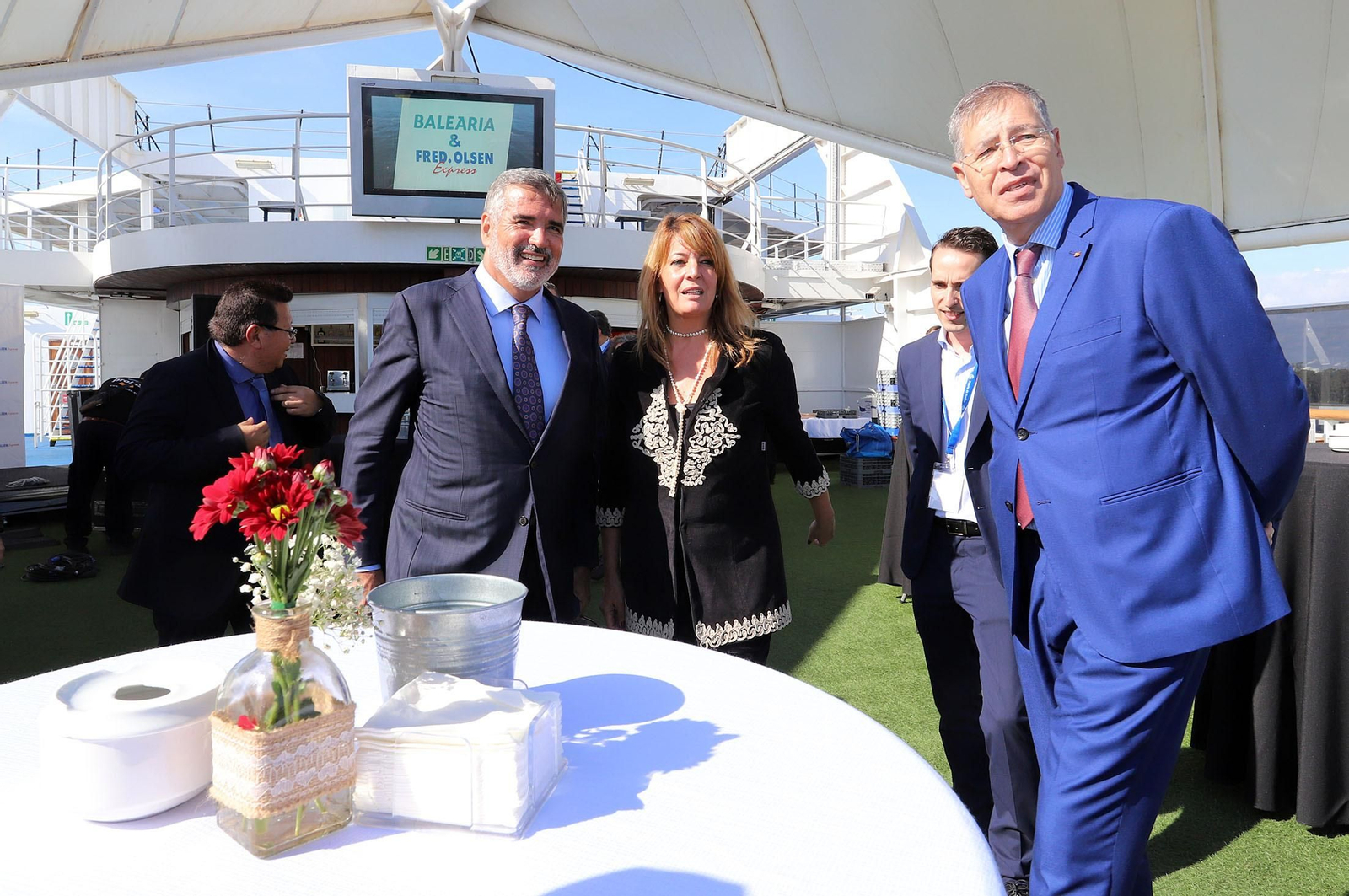 Imágenes de la llegada de un buque de Baleària al Puerto de Huelva