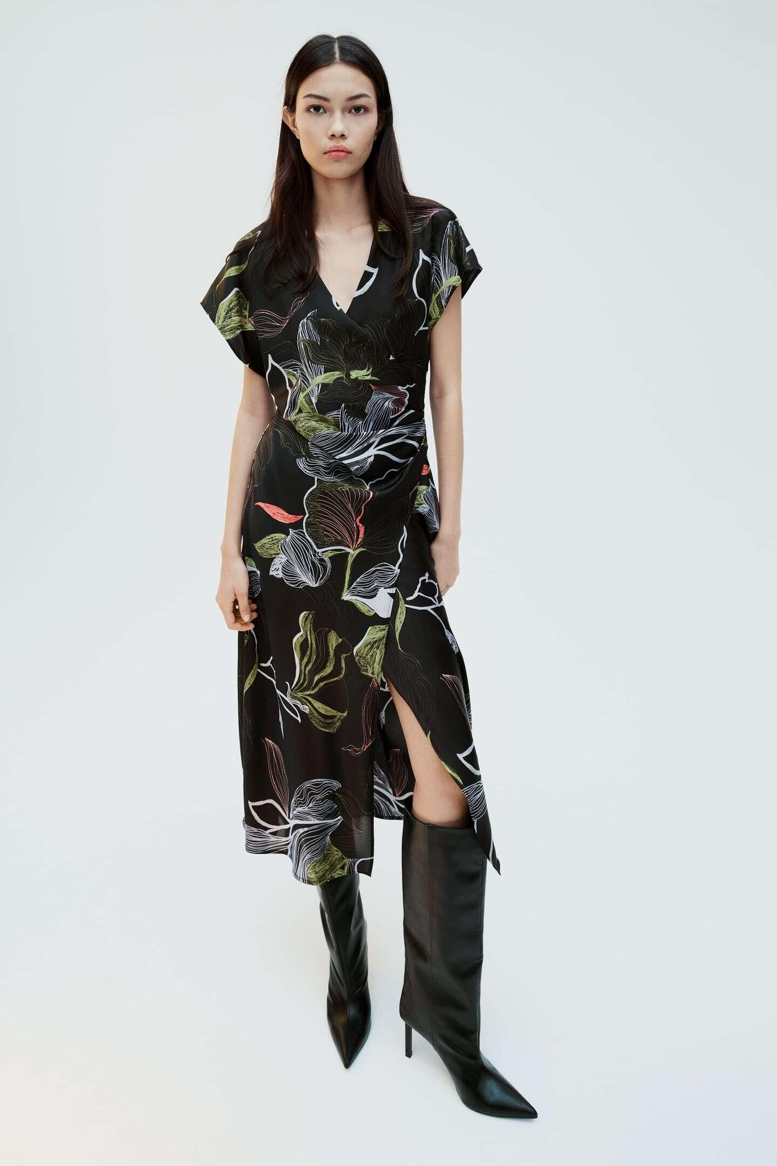 Vestido estampado de flores de Zara.