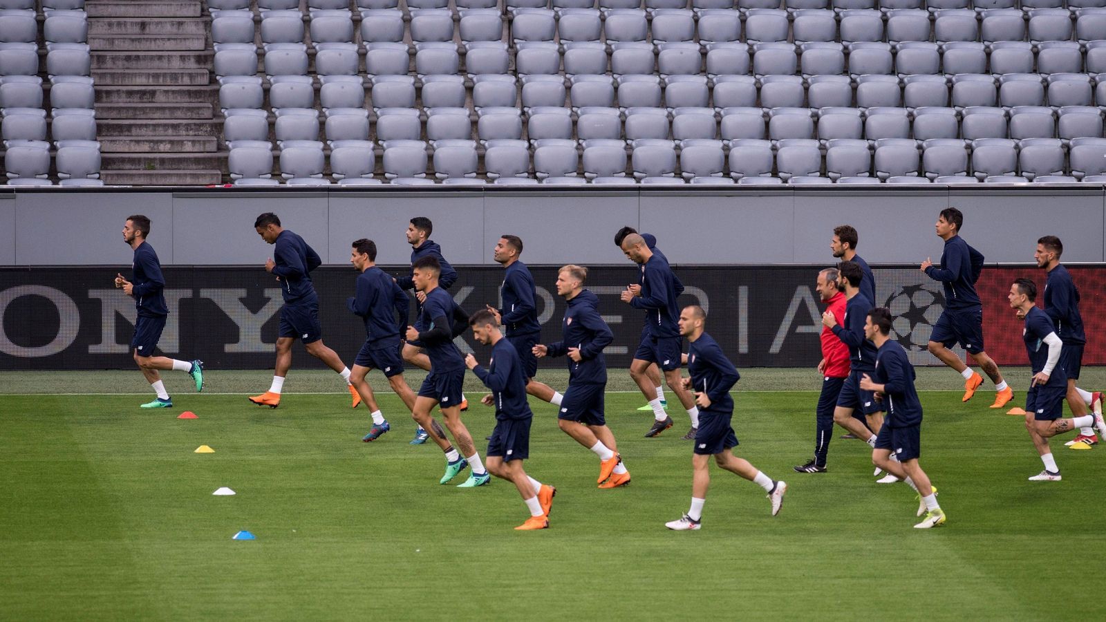 Los jugadores del Sevilla inician el calentamiento en el Allianz Arena a las órdenes de Mario Innaurato, el preparador físico de Vincenzo Montella.