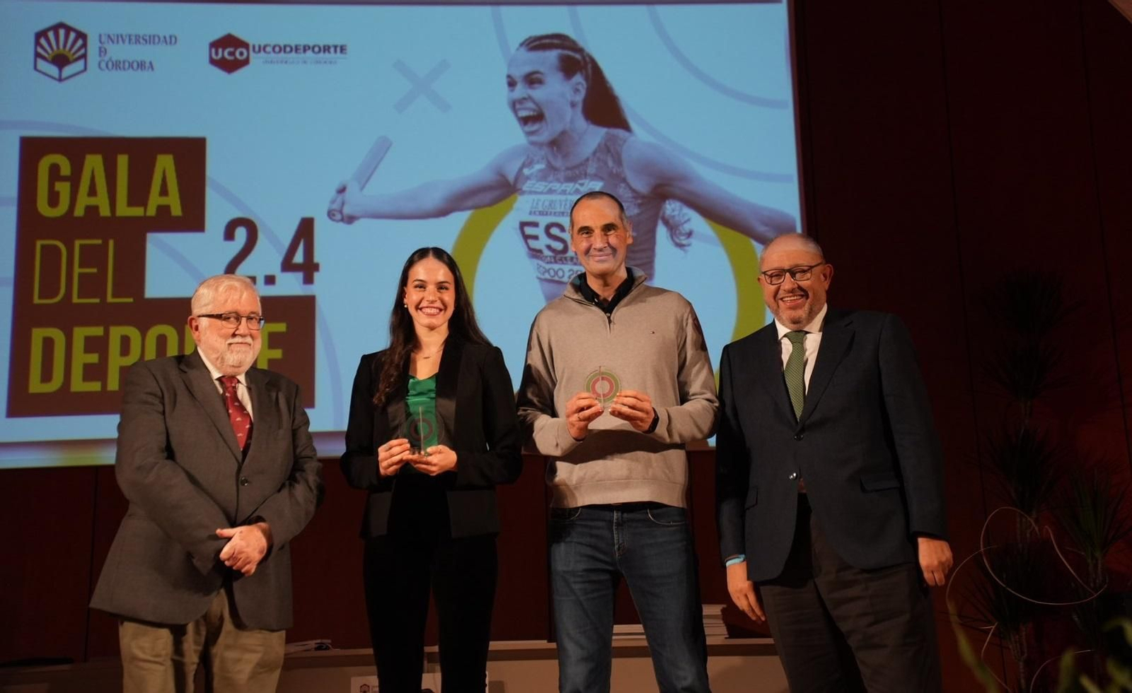 Carmen Avilés y César Montes posan junto a Manuel Torralbo y Rafael Solana. Carmen Avilés y César Montes posan junto a Manuel Torralbo y Rafael Solana.