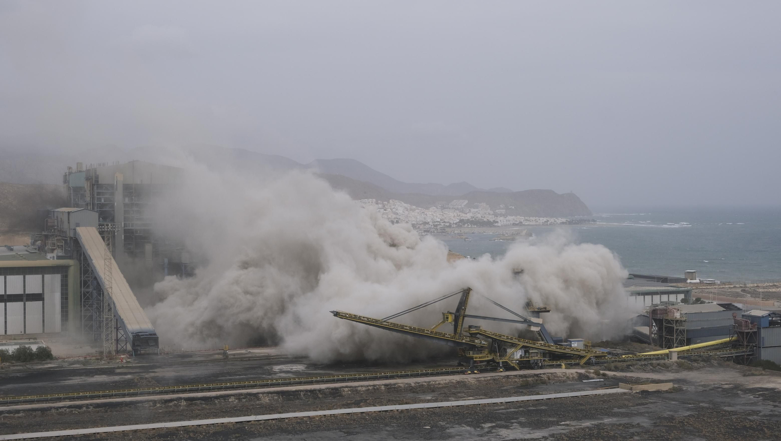 El derribo de la Torre Litoral de Endesa en Carboneras, en imágenes