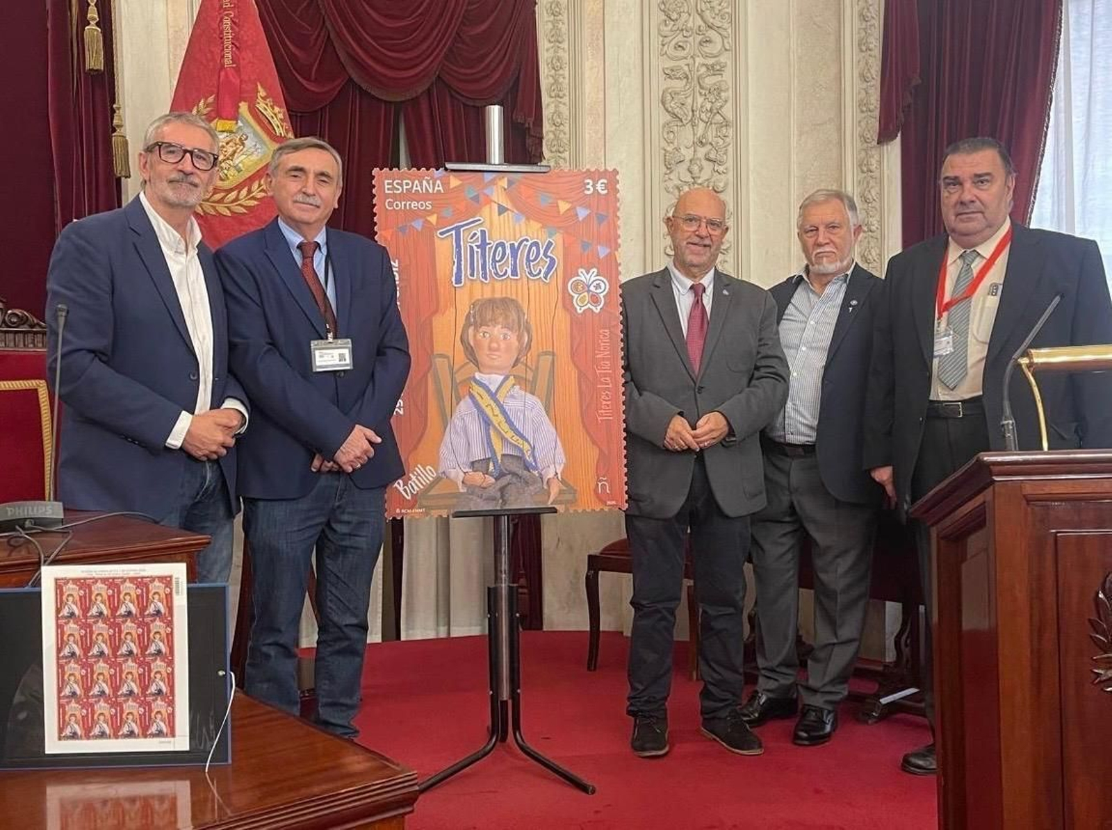 Paco Piniella, Juan Antonio Casas, Paco Velázquez, José Manuel Misea y Ricardo Moreno en el salón de Plenos del Ayuntamiento de Cádiz.