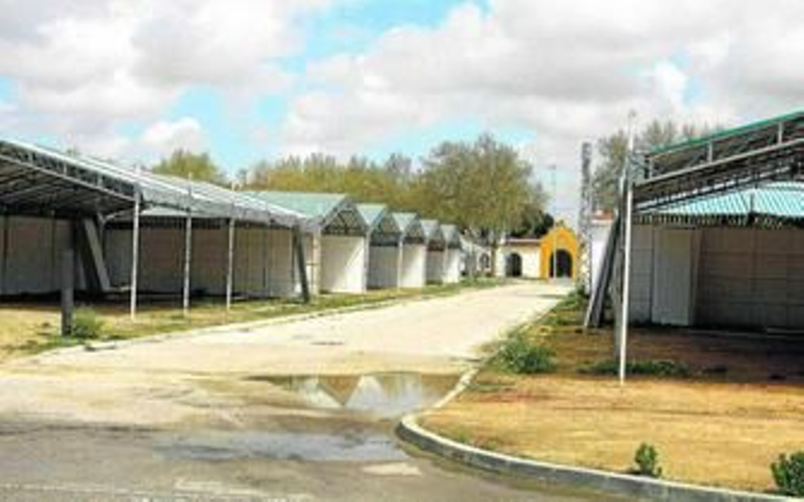 El montaje de la Feria avanza y ya se pueden ver las casetas instaladas en el recinto de Las Banderas.