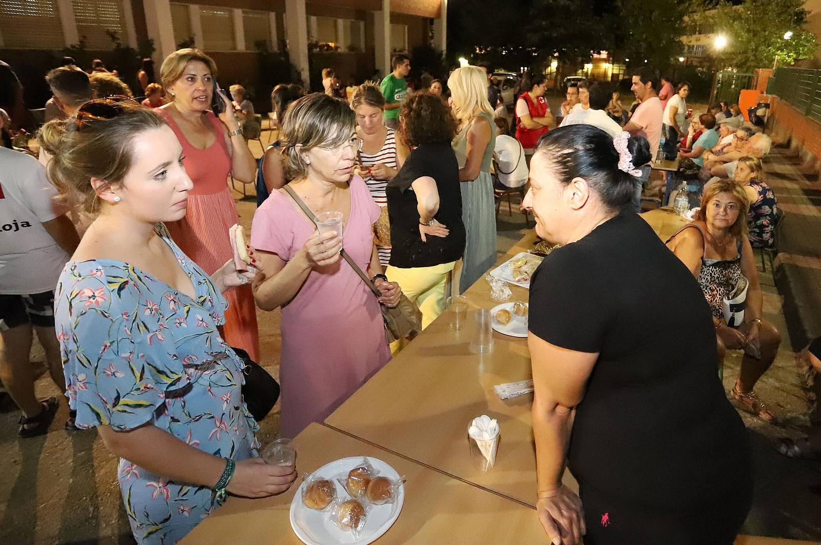 Imágenes de los evacuados de  Almonaster acogidos en Cortegana por el incendio