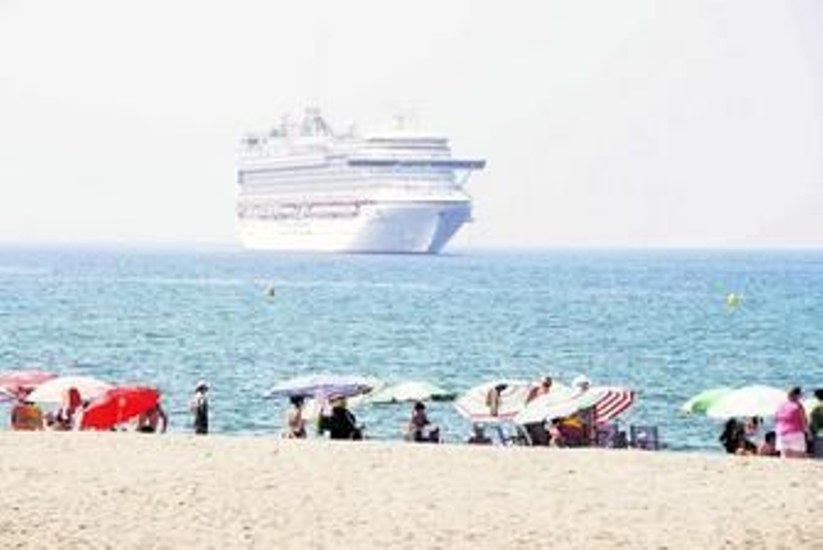 Numerosos turistas observan al Ventura a su llegada a Almería.