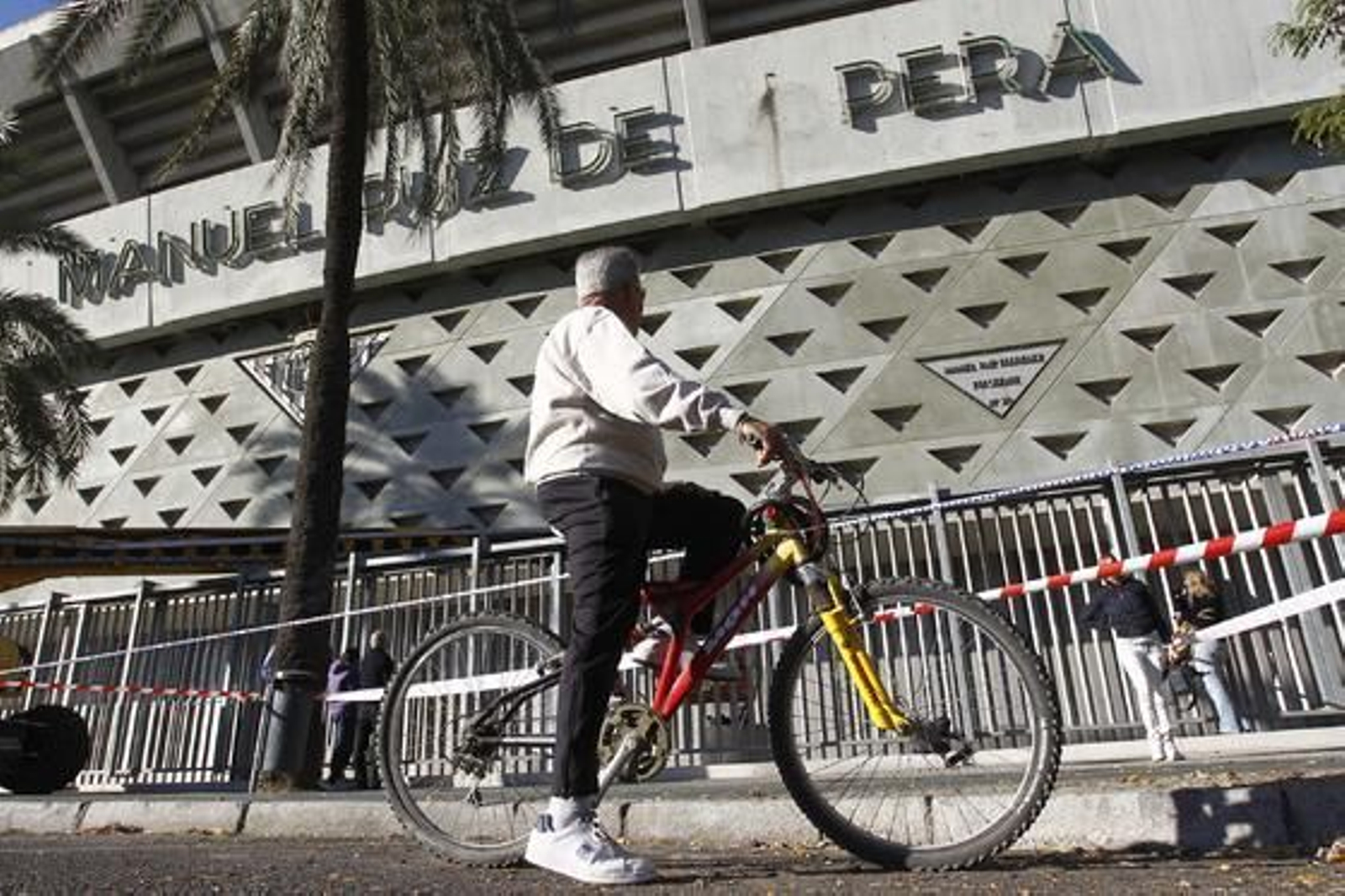 Retirada del nombre de Lopera del estadio del Betis. / Antonio Pizarro

Foto: Antonio Pizarro