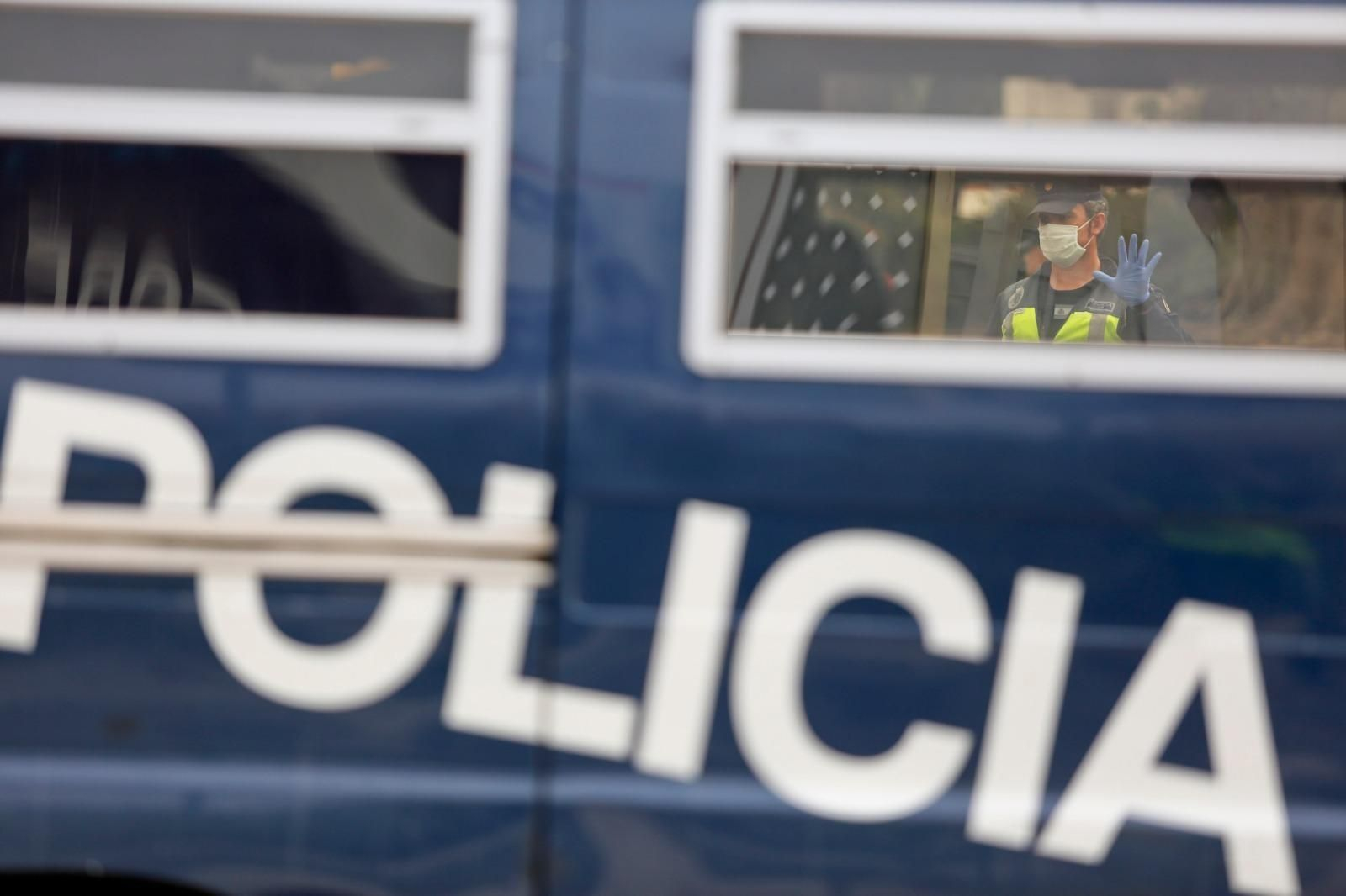 Un agente parando a los coches, este viernes.