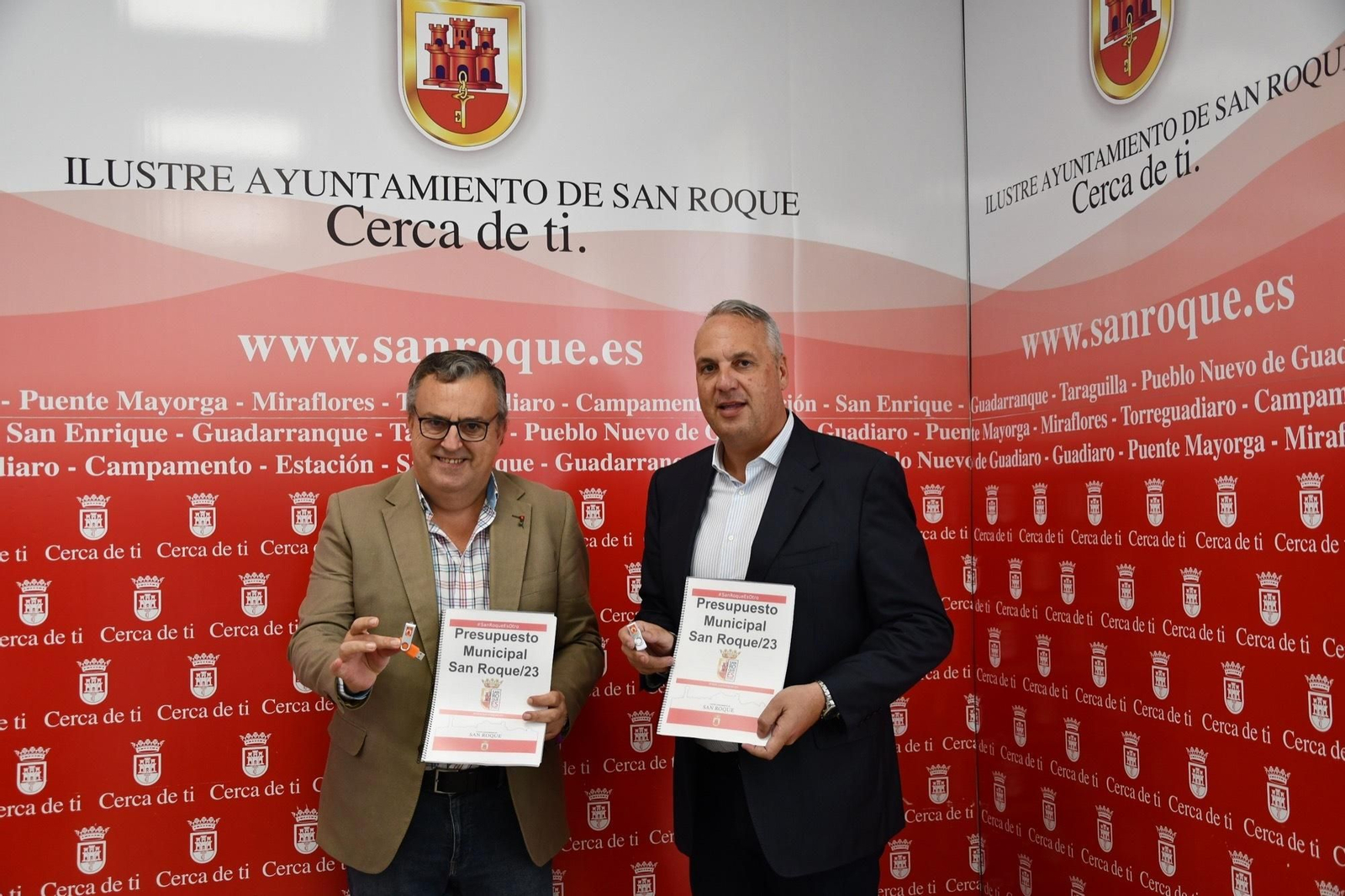 Ángel Gavino y Juan Carlos Ruiz Boix, con el Presupuesto de San Roque.
