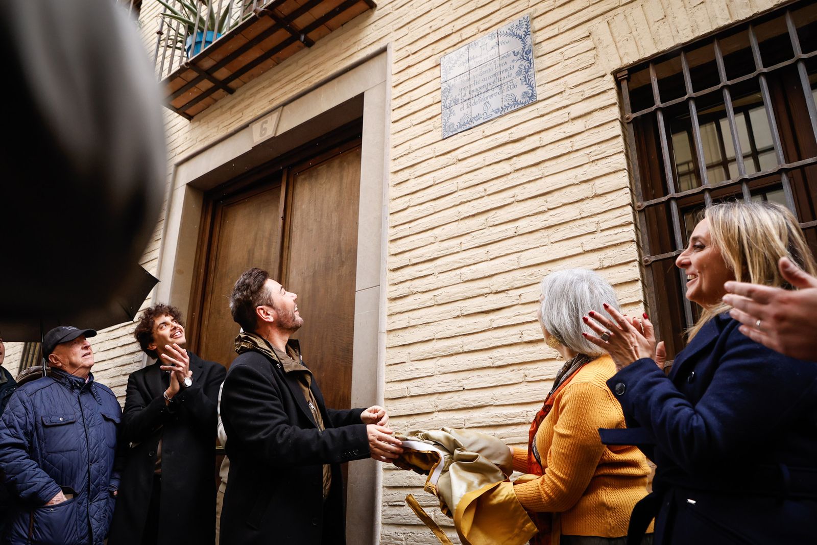 Miguel Poveda y la alcaldesa de Granada durante el descubrimiento de la placa.