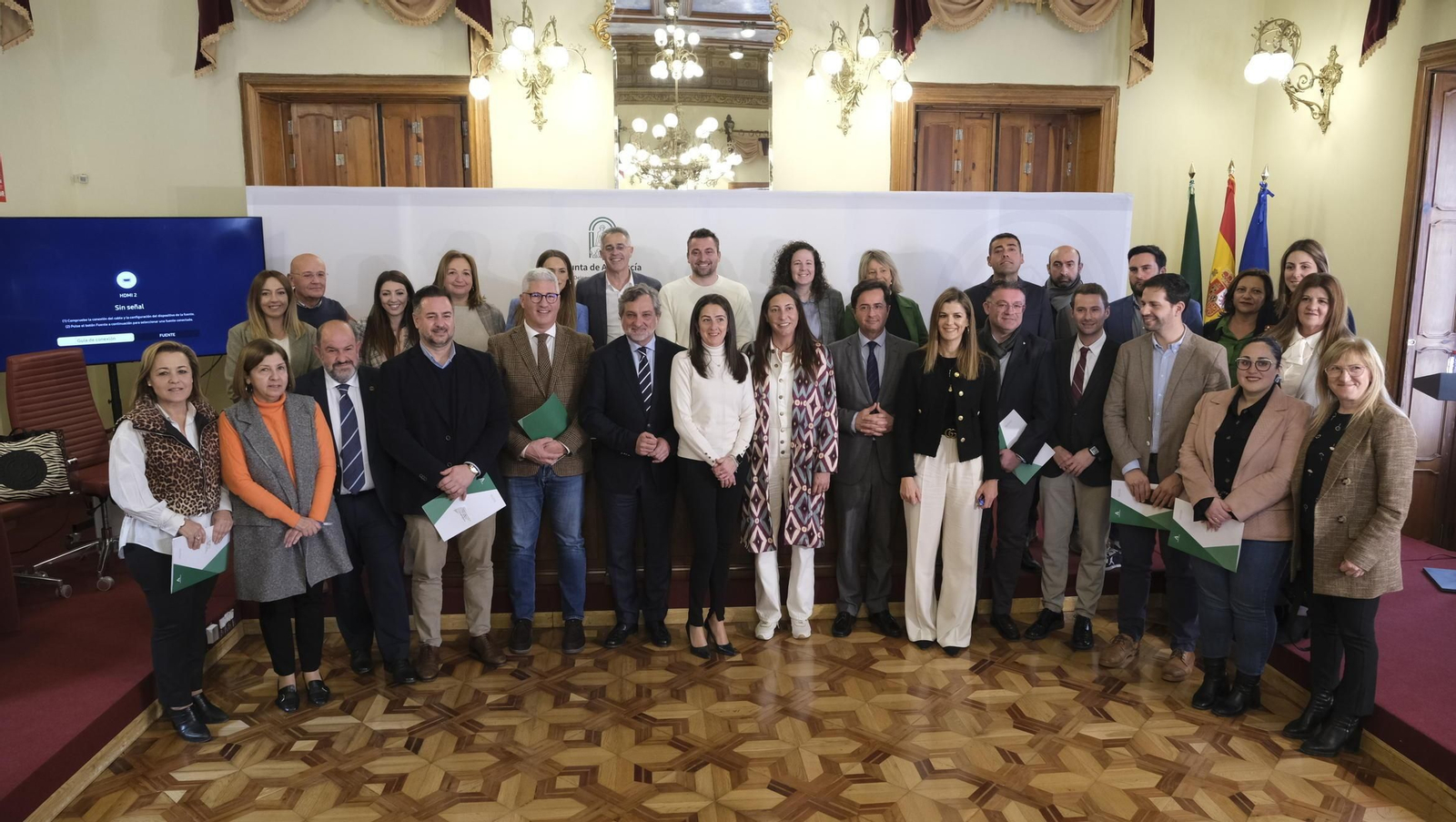 Foto de familia de todos los alcaldes beneficiados.