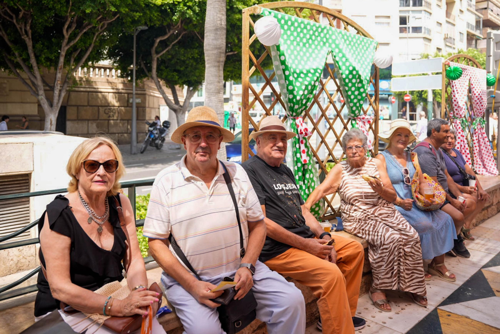 Los almerienses disfrutan del miércoles en la feria de día