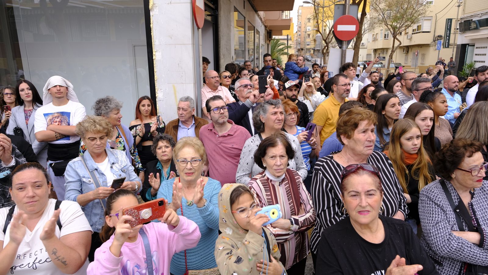 La Procesión de Los Ángeles de sobrepuso a la lluvia, en imágenes