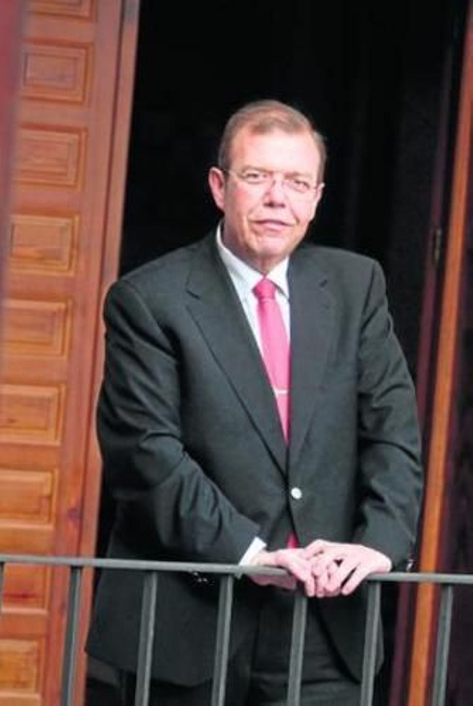 Rafael Recio, en uno de los balcones del patio de la sede de la Agrupación de Cofradías.