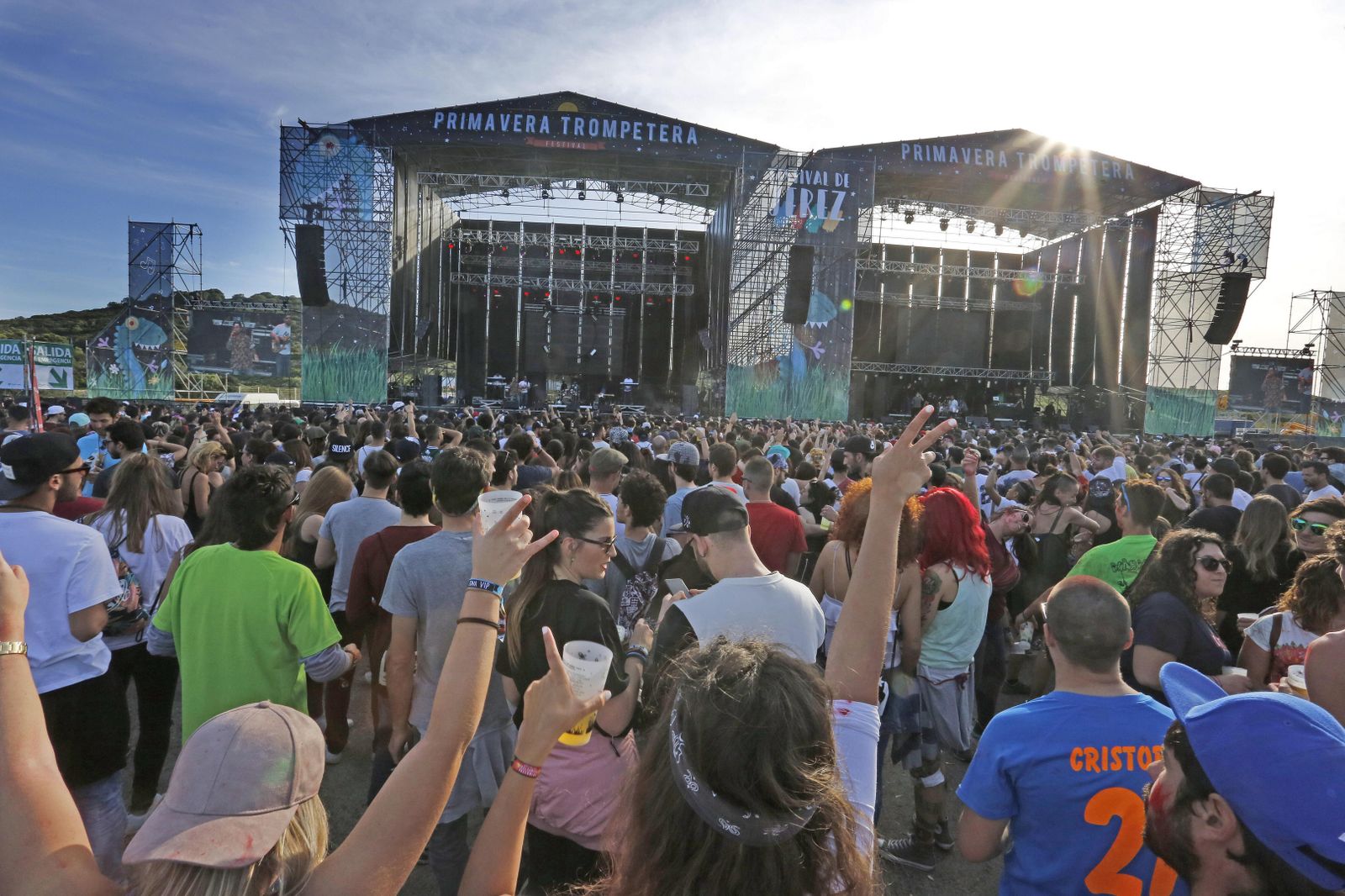 D El mestizaje fue la clave del festival. Los puños en el aire y con el índice y el meñique al alza dejaban ver a los más rockeros.