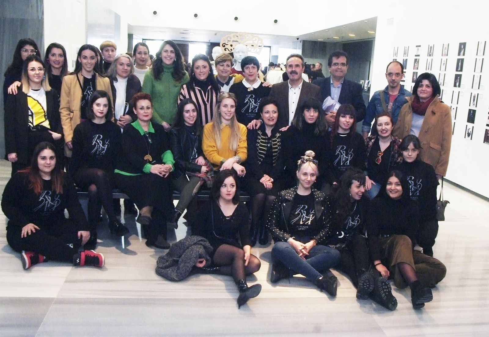 Alfredo Valdivia, Antonio J. Rodríguez y Pura Delgado con las participantes en la exposición.