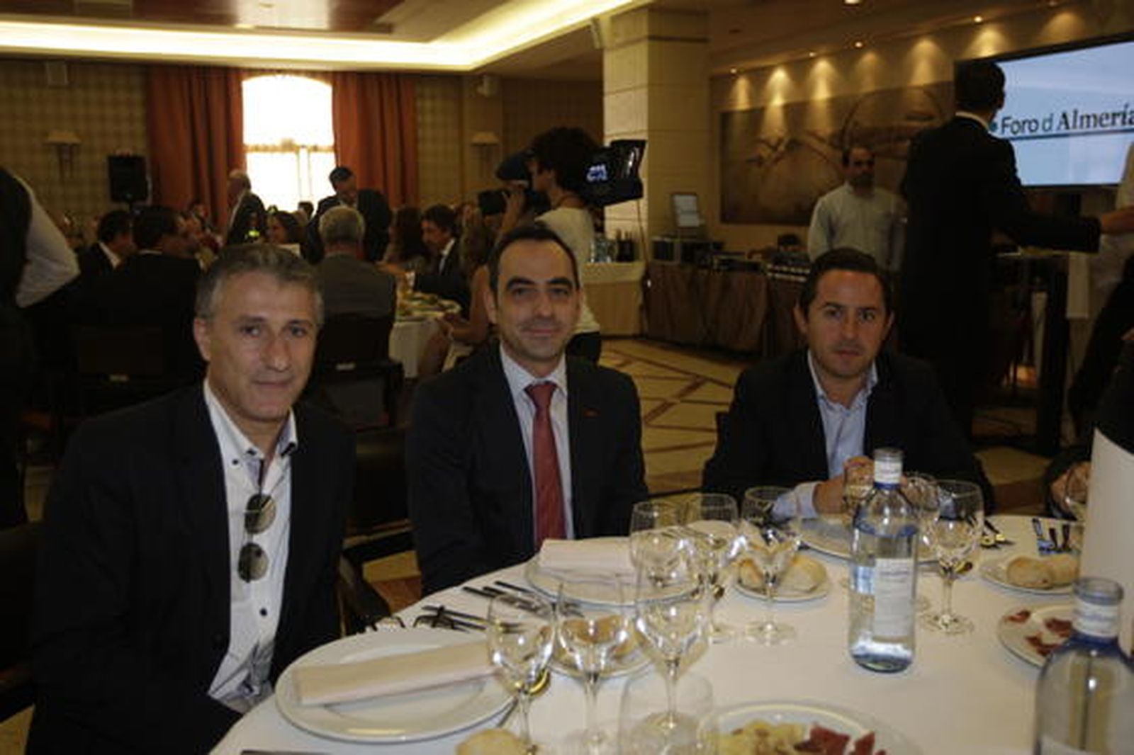 Lucas París, diseñador; Javier Carrillo, director de viajes El Corte Inglés de Almería; y Emilio Martínez, presidente de Tecnova. 

Foto: Fran Leonardo