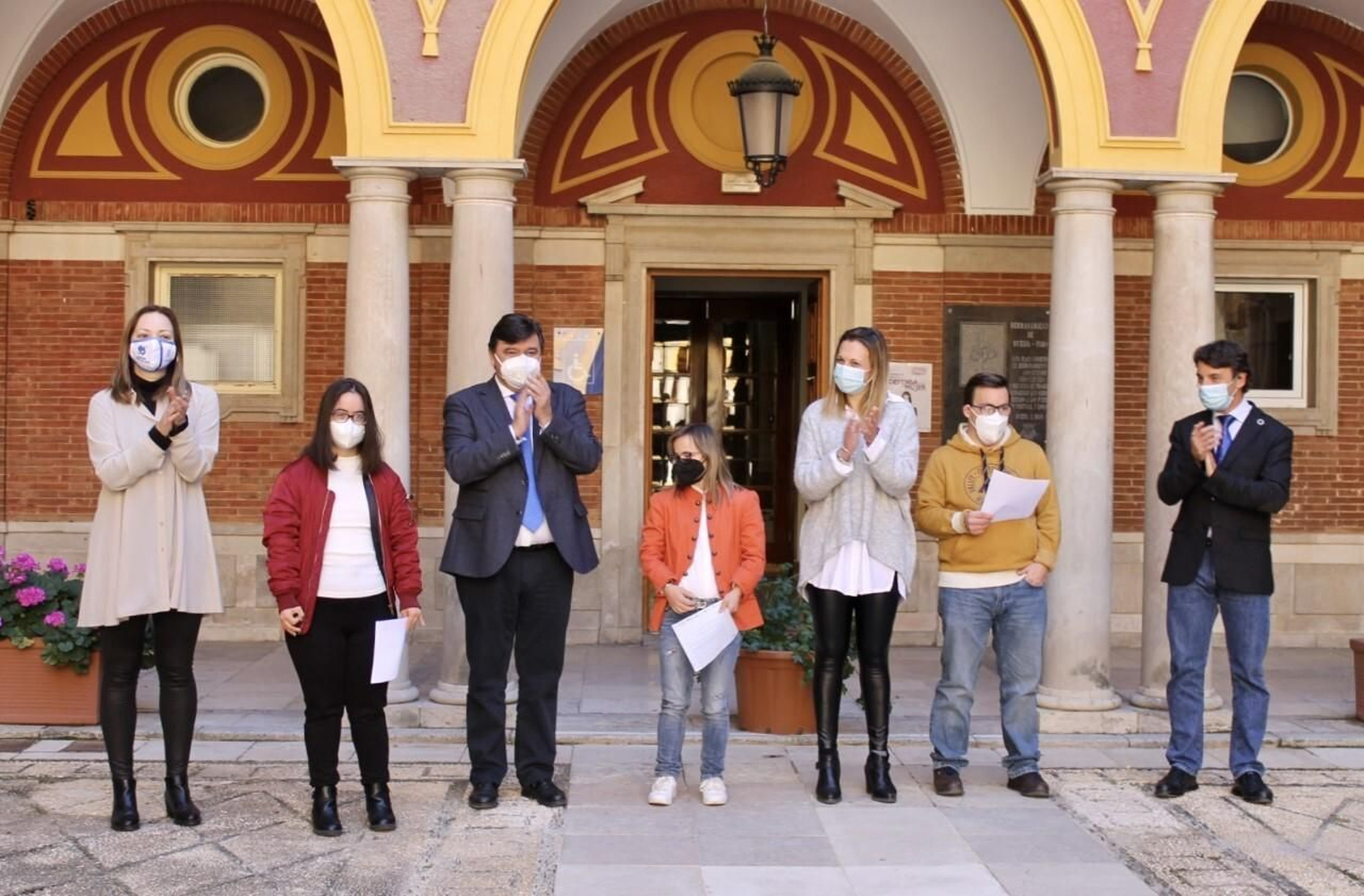 Miembros de la Corporación, junto a deportistas onubenses con síndrome de Down. Miembros de la Corporación, junto a deportistas onubenses con síndrome de Down.