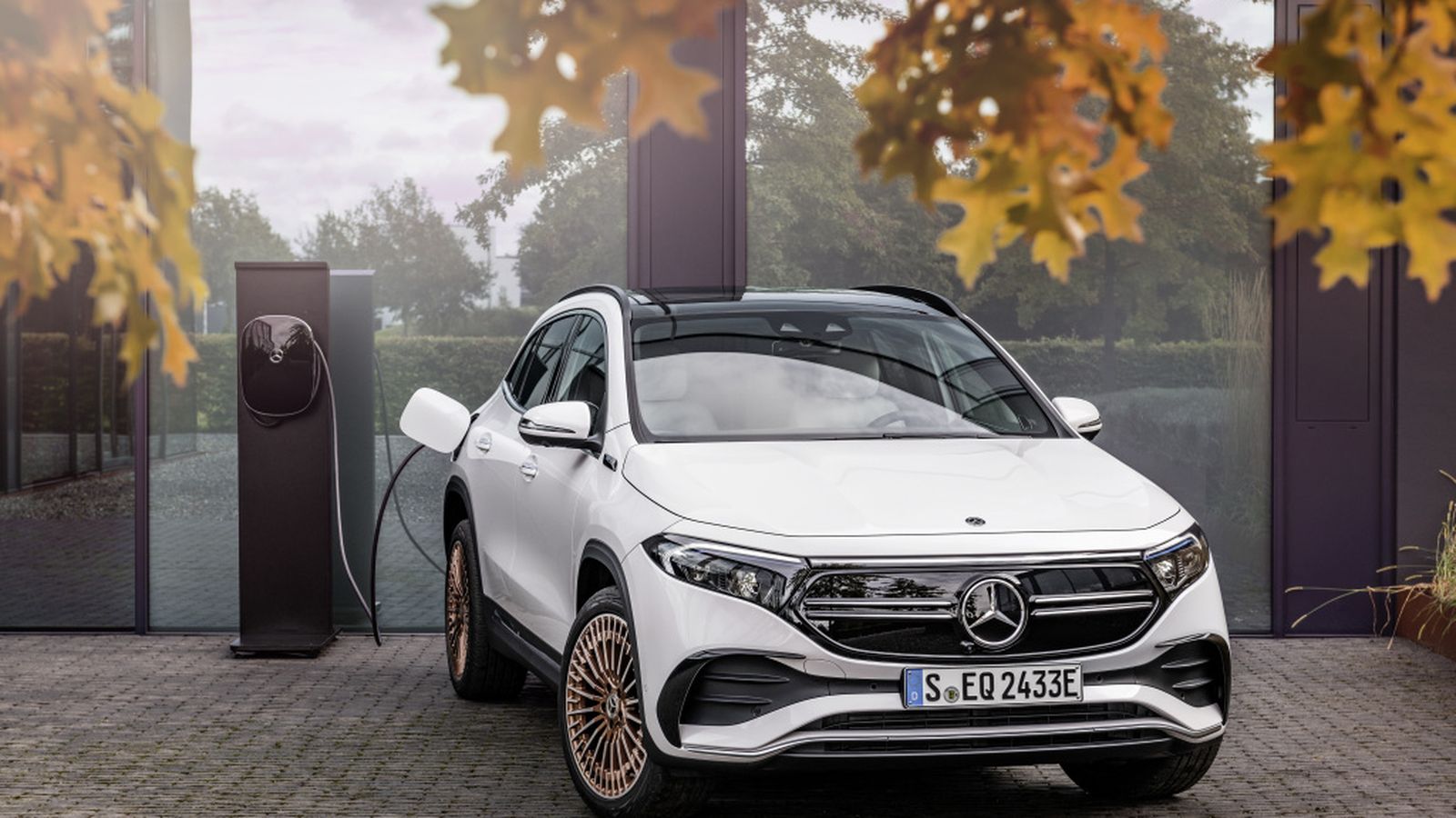 Utilizando el conector CCS es posible recargar el EQA muy rápidamente: con potencias de hasta 100 kW. También este Mercedes admite potencias altas con corriente alterna: de hasta 11 kW.
