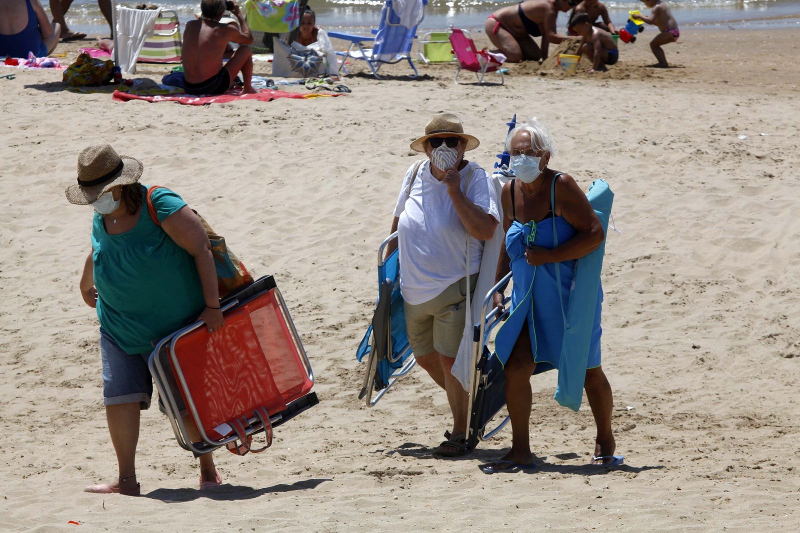 Imágenes de los bañitas en La Antilla y Nuevo Portil con mascarillas
