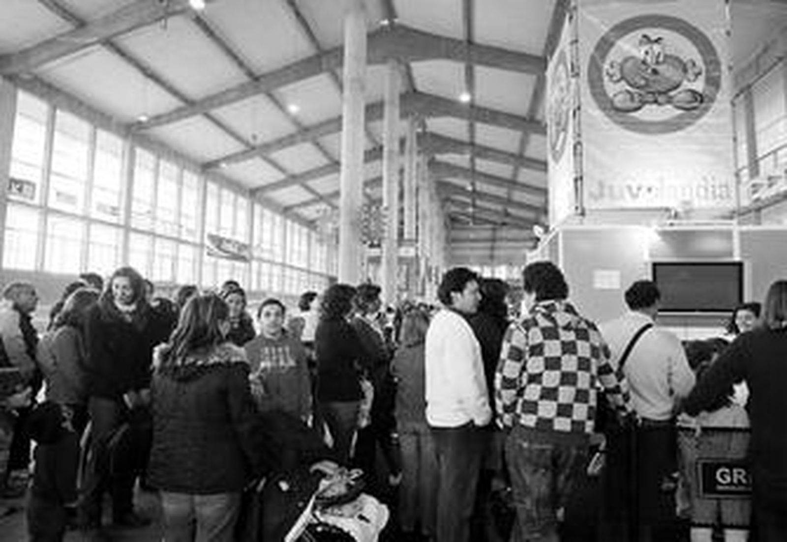 Un grupo de jóvenes disfruta de Juvelandia en la última jornada de la muestra.