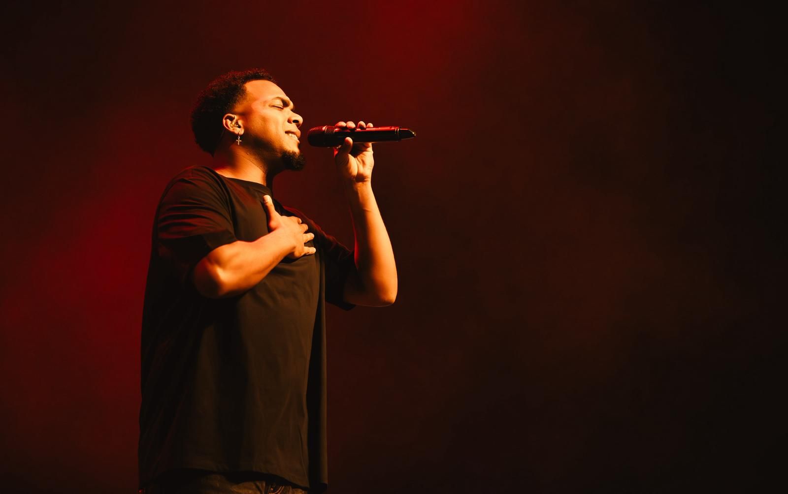 Luis Cortés durante su gran actuación en el inicio de la nueva gira en Roquetas de Mar.