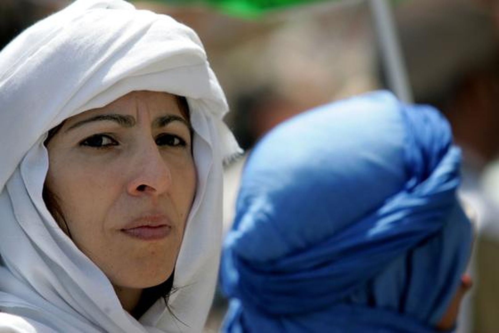 Unas 200 personas reclaman el Sahara libre antes el Consulado de Marruecos donde les responden unos 30 marroquíes gritando y besando la bandera de su país./Fotos:J.M.Quiñones

Foto: J.M.Q.